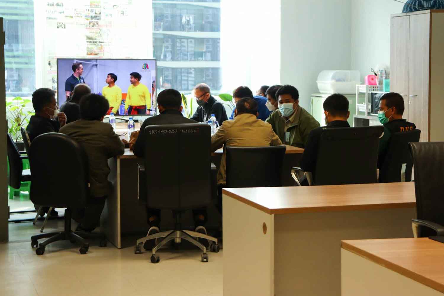 Officials of the Department of National Parks, Wildlife and Plant Conservation arrive for interrogation at the police Anti-Corruption Division on Friday. (Photo supplied)