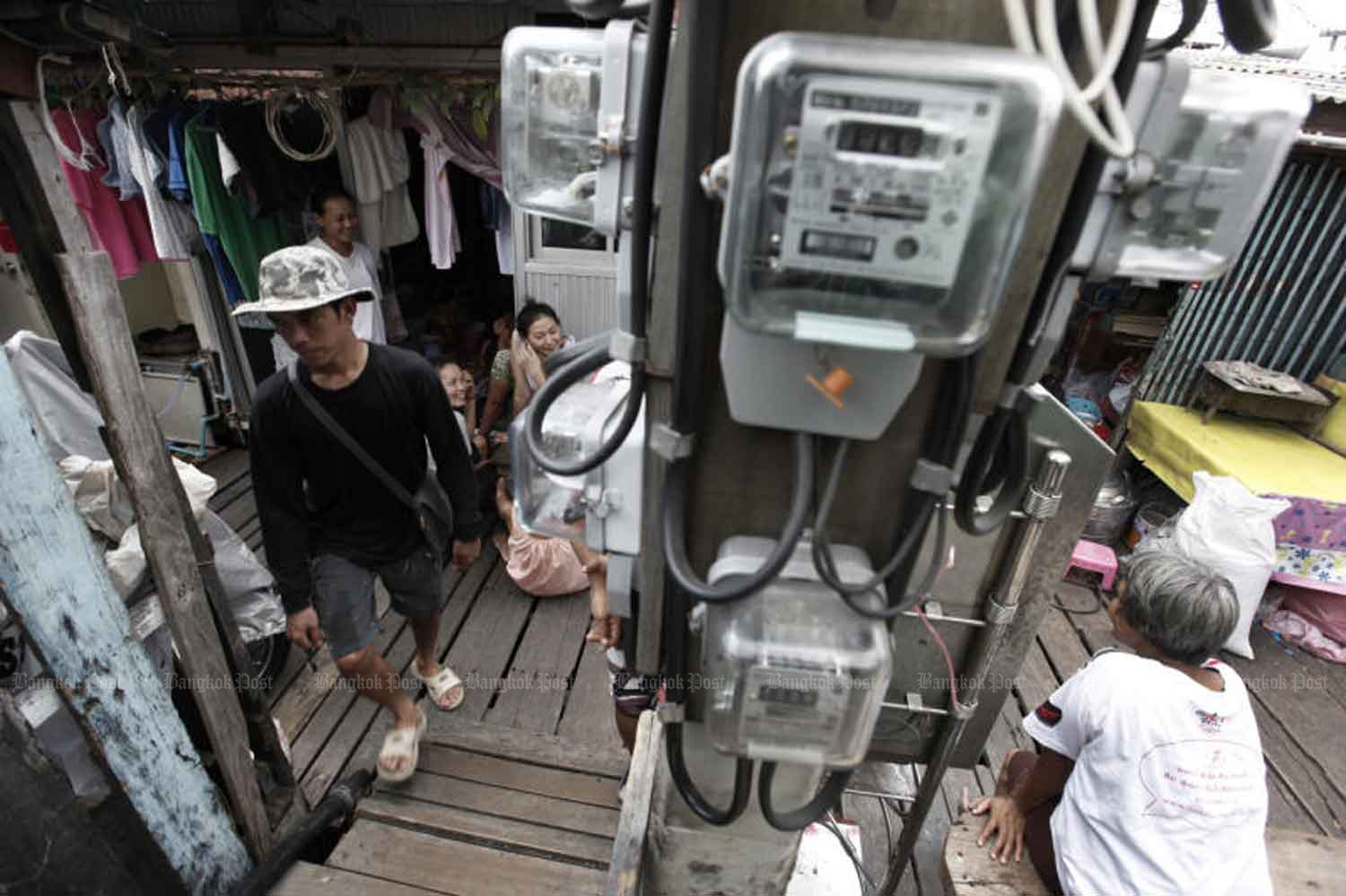 Electricity meters are installed for households on Samsen 13 Road in Dusit district of Bangkok. The already high power tariff for households remains unchanged for the first four months of this year while the increment for businesses has been revised downward. (Photo: Pattanapong Hirunard)