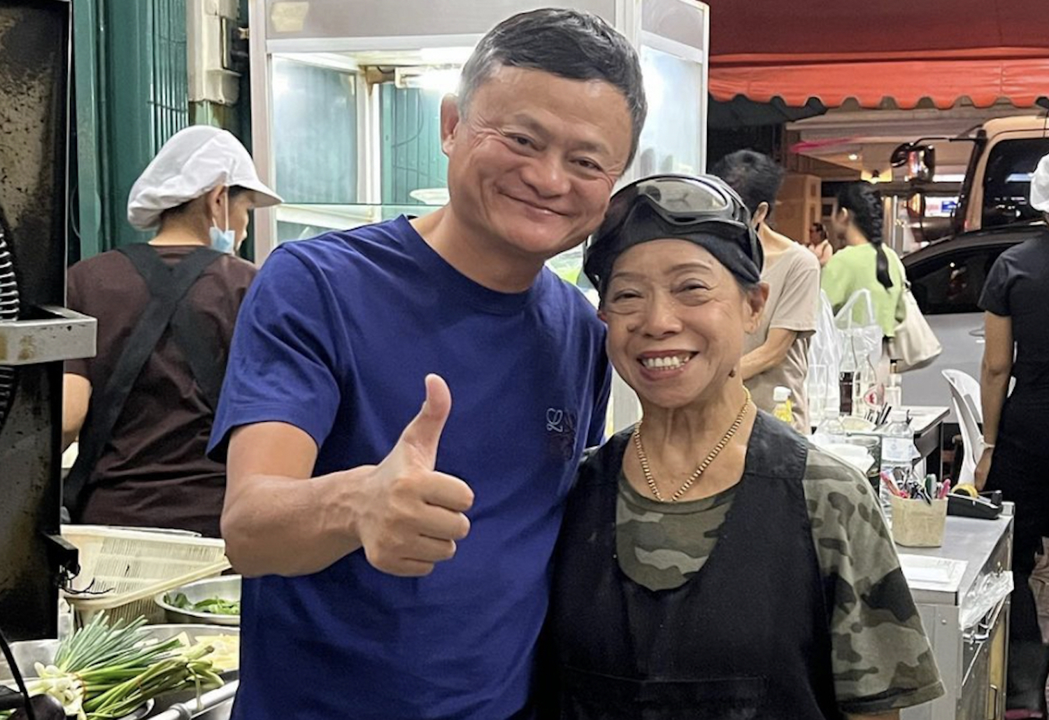 Jack Ma joins Supinya “Jay Fai” Junsuta at her famous Michelin-starred crab omelette restaurant in Phra Nakhon district of Bangkok. (Photo: jayfaibangkok Instagram)