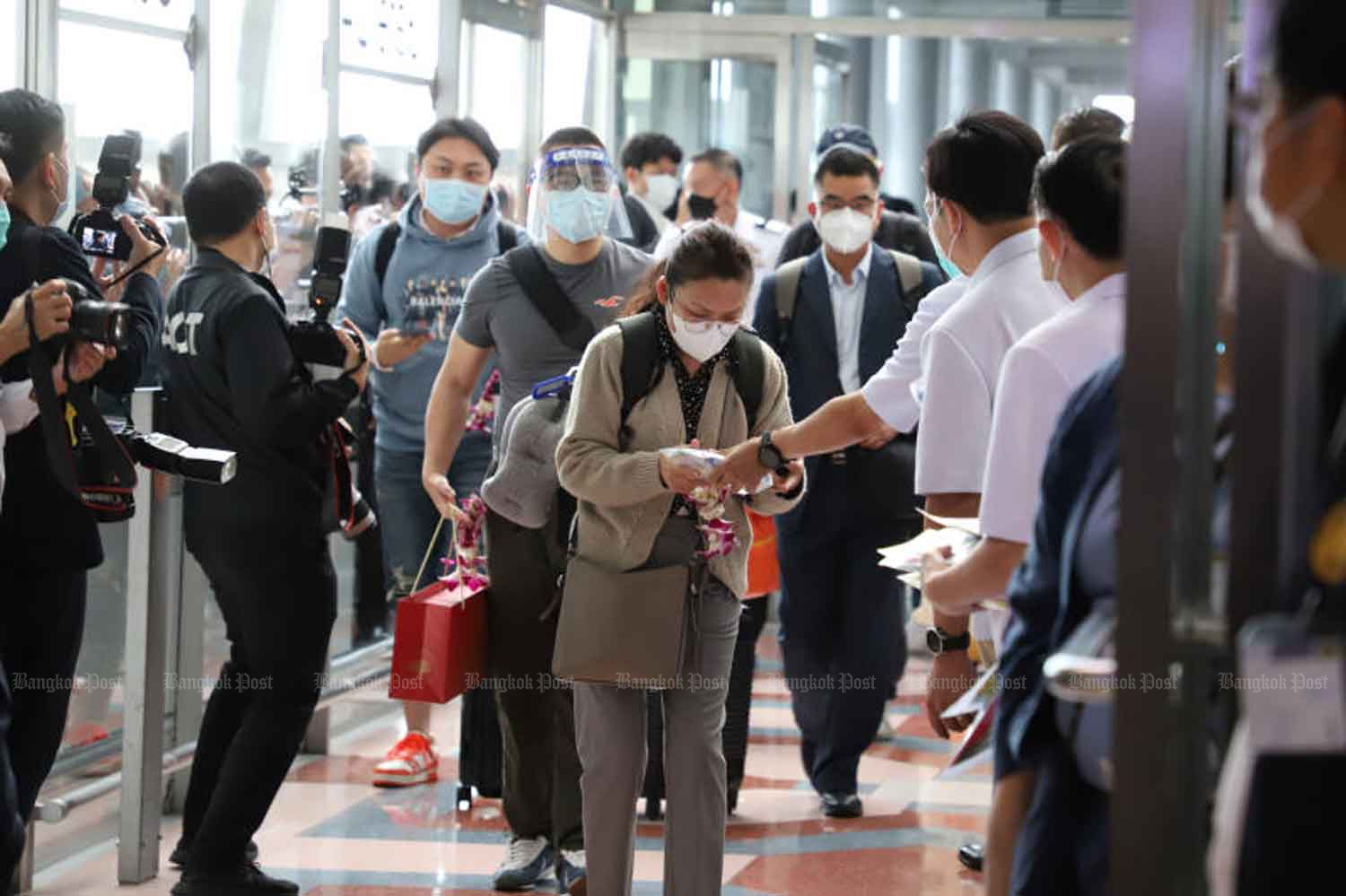 Ministers welcome the first group of Chinese tourists to arrive in Thailand at Suvarnbhumi airport on Jan 9. (Photo: Varuth Hirunyatheb)