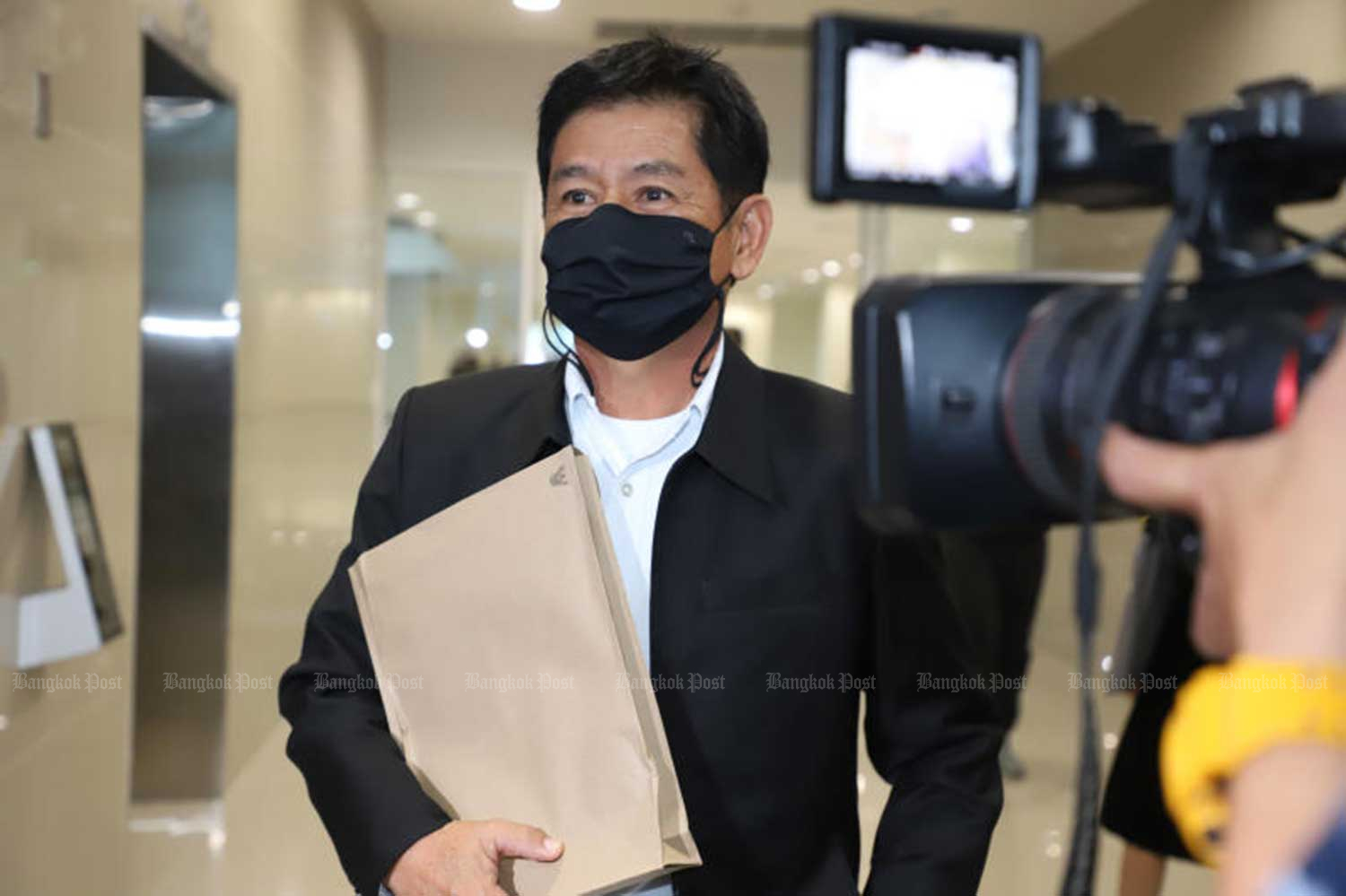 Chaiwat Limlikit-aksorn, former chief of Kaeng Krachan National Park, arrives at the police Anti-Corruption Division office on Jan 4 to give evidence to support bribery allegations against Rutchada Suriyakul Na Ayutya, director-general of the National Parks, Wildlife and Plant Conservation Department. (File photo: Varuth Hirunyatheb)