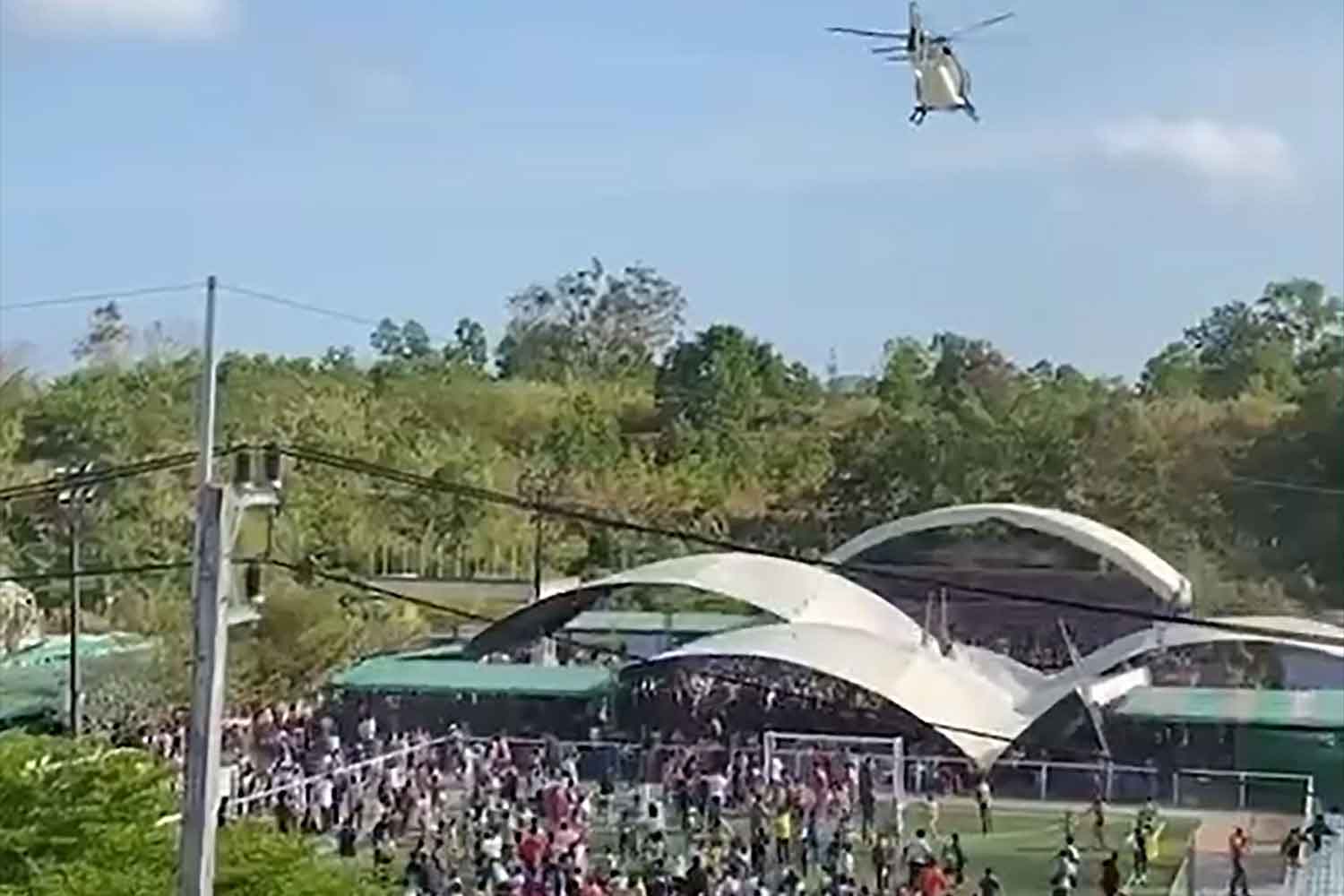 Giant tents collapse as a helicopter flies above a National Children's Day event venue in Tha Chang municipality in Muang district, Chanthaburi, on Saturday morning. (Screenshot)