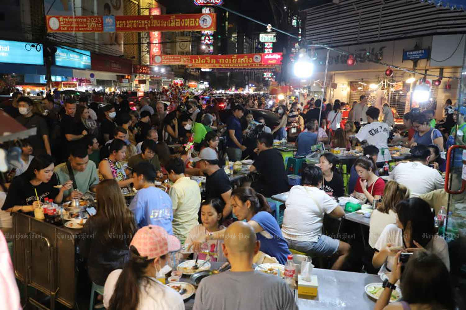 Crowds of people enjoy foods in the famous Yaowarat area aka Bangkok's Chinatown on Saturday night. (Photo: Wichan Charoenkiatpakul)