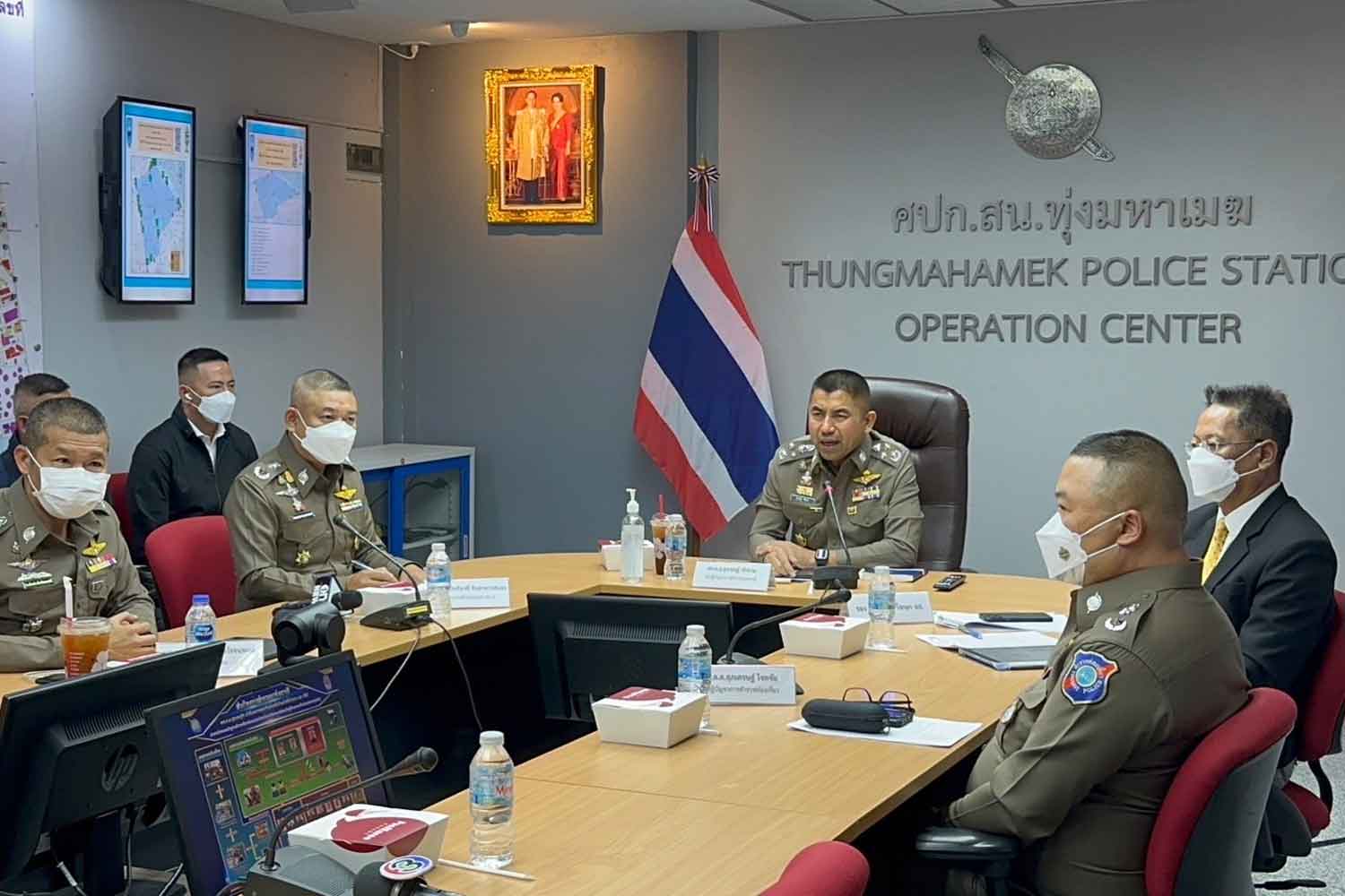 Deputy national police chief Pol Gen Surachate Hakparn, centre, discusses the case in which many policemen and special investigation officials were charged with receiving a huge bribe for releasing a Chinese suspect, at Thungmahamek police station in Bangkok on Monday. (Photo supplied)