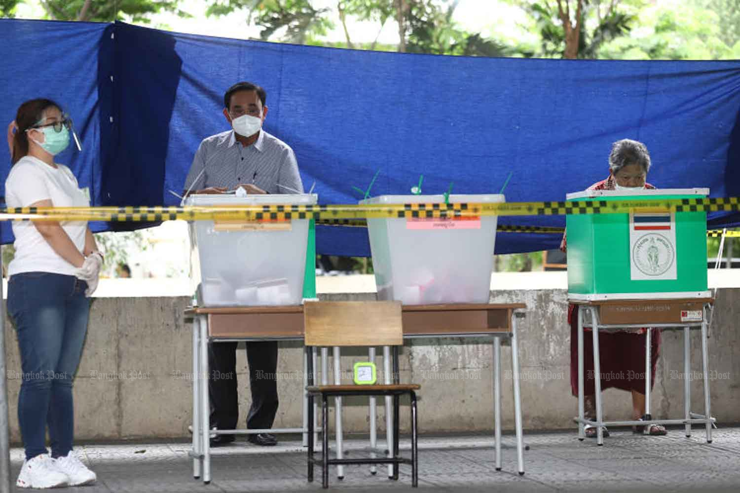 Prime Minister Gen Prayut Chan-o-cha casts his votes for the Bangkok governor and city councillor at a polling station in Soi Pradiphat 5, Phaya Thai district, on May 22, 2022. (Photo: Nutthawat Wicheanbut)