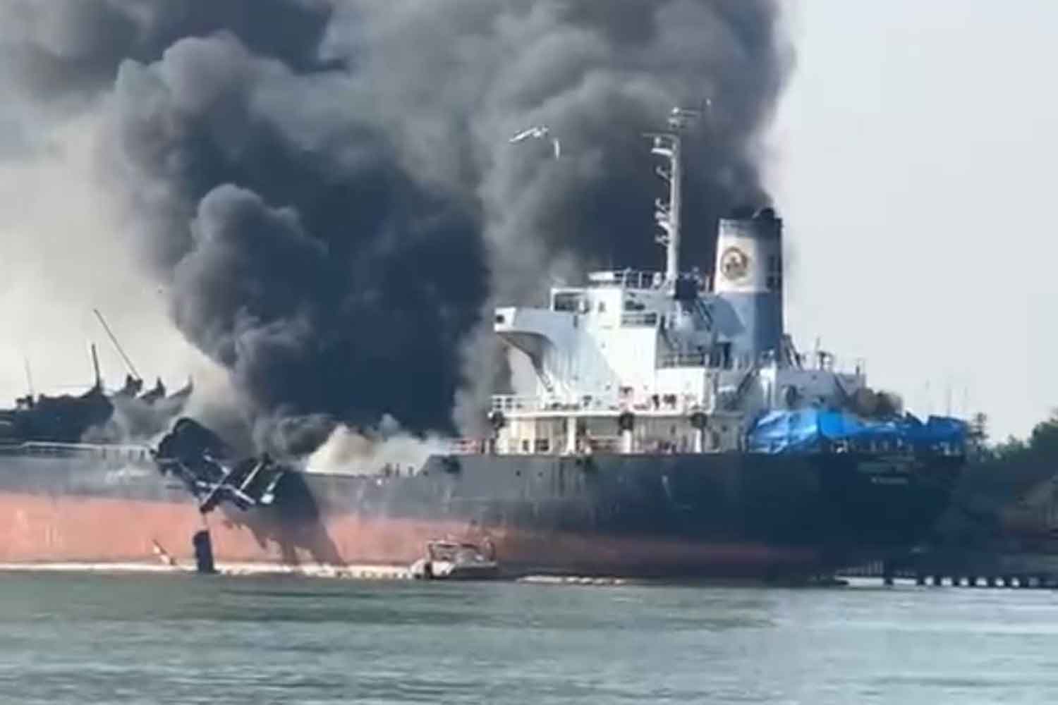 The tanker Smooth Sea 22 burns at a dockyard on the Mae Klong river in Muang district, Samut Songkhram, on Tuesday morning. (Photo: EasternFireFighters)