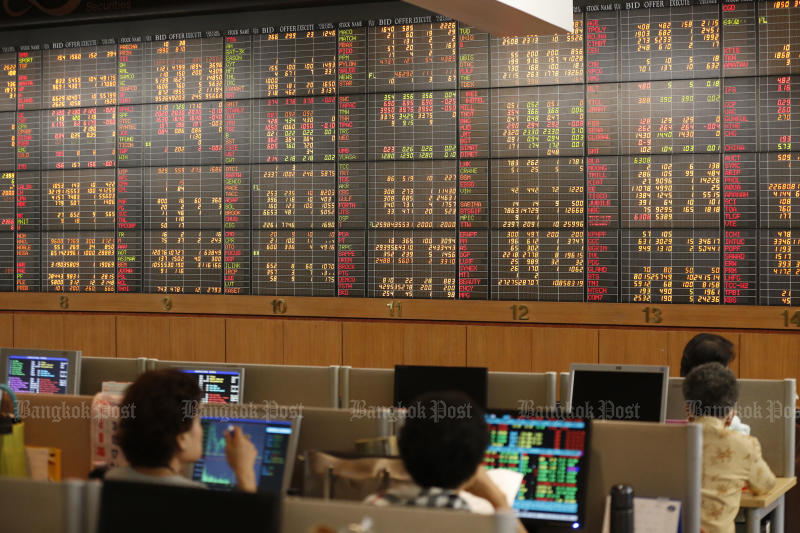 Investors monitor share prices at a brokerage in Bangkok. (Photo: Pornprom Satrabhaya)