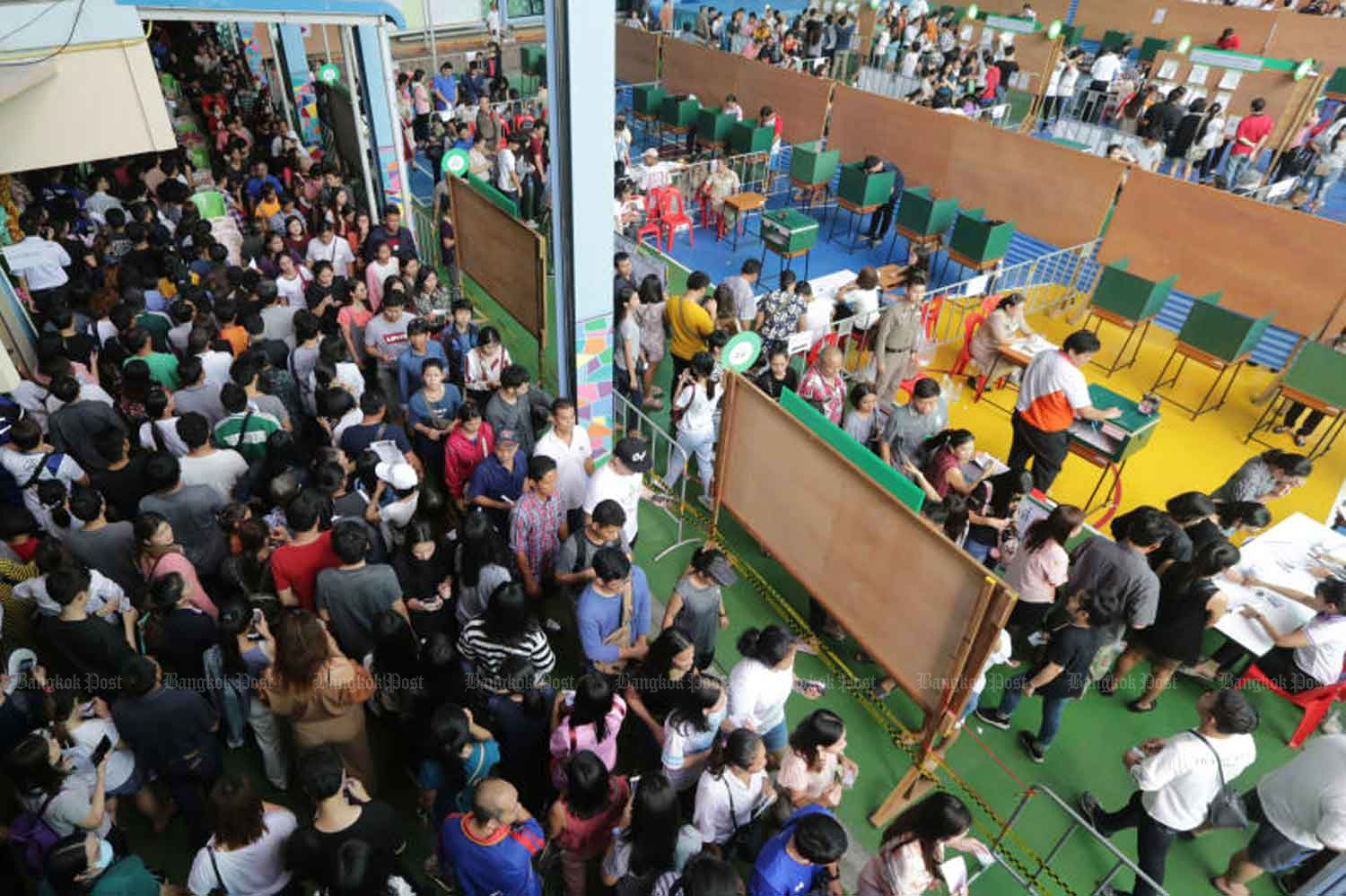 People wait in a long queue for their turn to cast ballots at Matthayom Ban Bang Kapi School of Bangkok’s Bang Kapi district in 2019. (Photo: Wichan  Charoenkiatpakul)