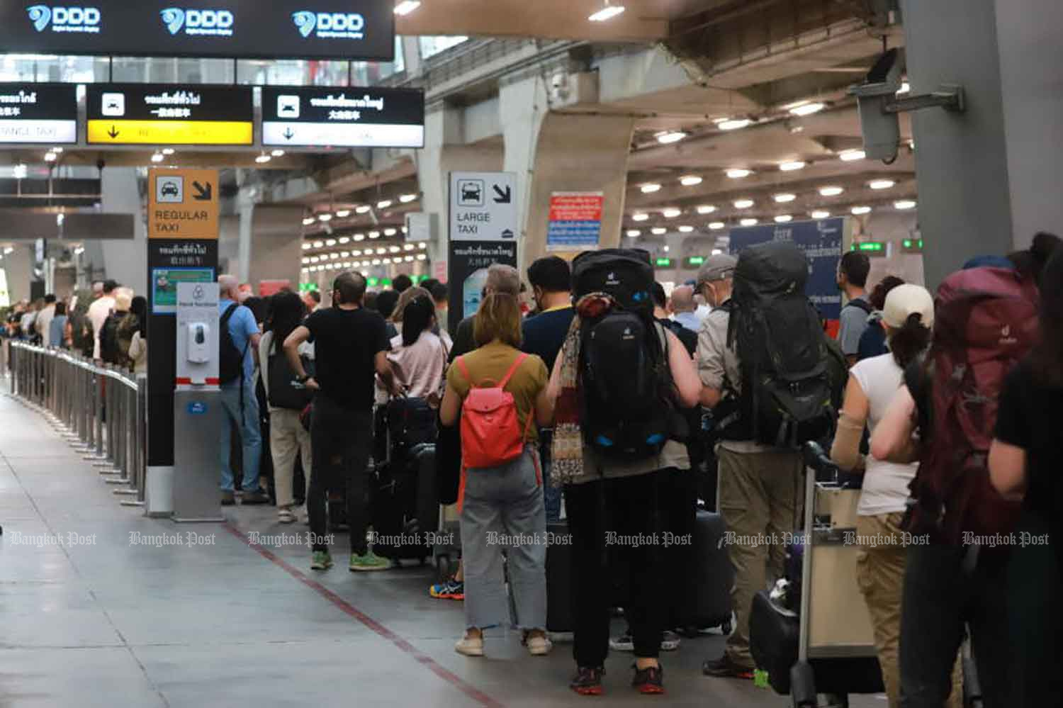 Travellers wait for taxis at Suvarnabhumi airport. (Photo: Somchai Poomlard)