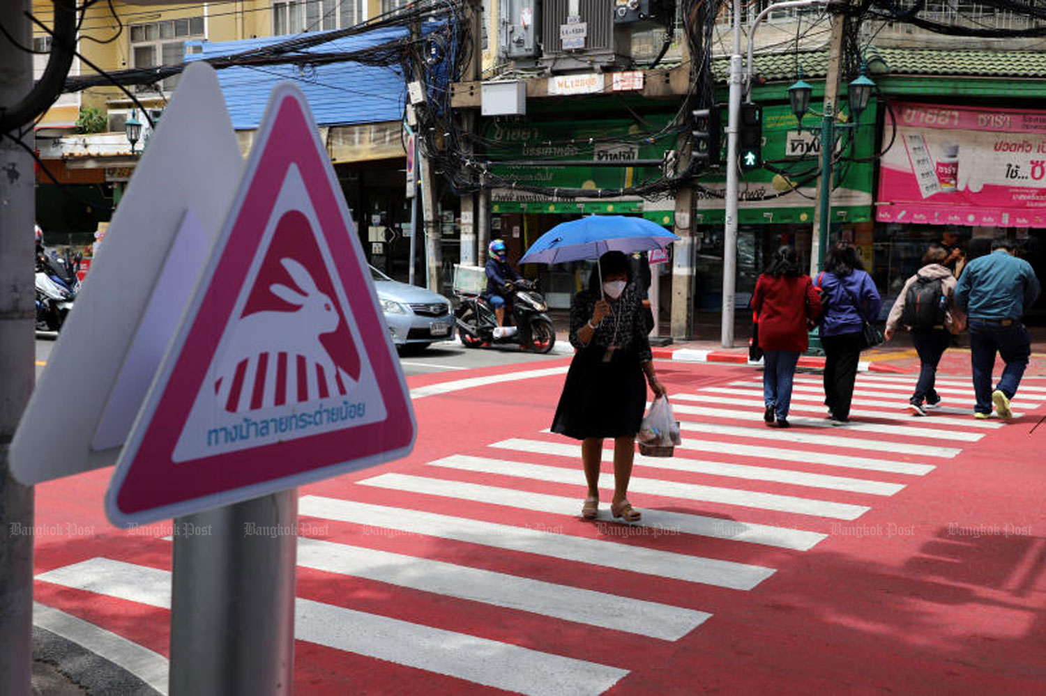 Motorists stop to let pedestrians use a zebra crossing in Bangkok. (File photo: Chanat Katanyu)