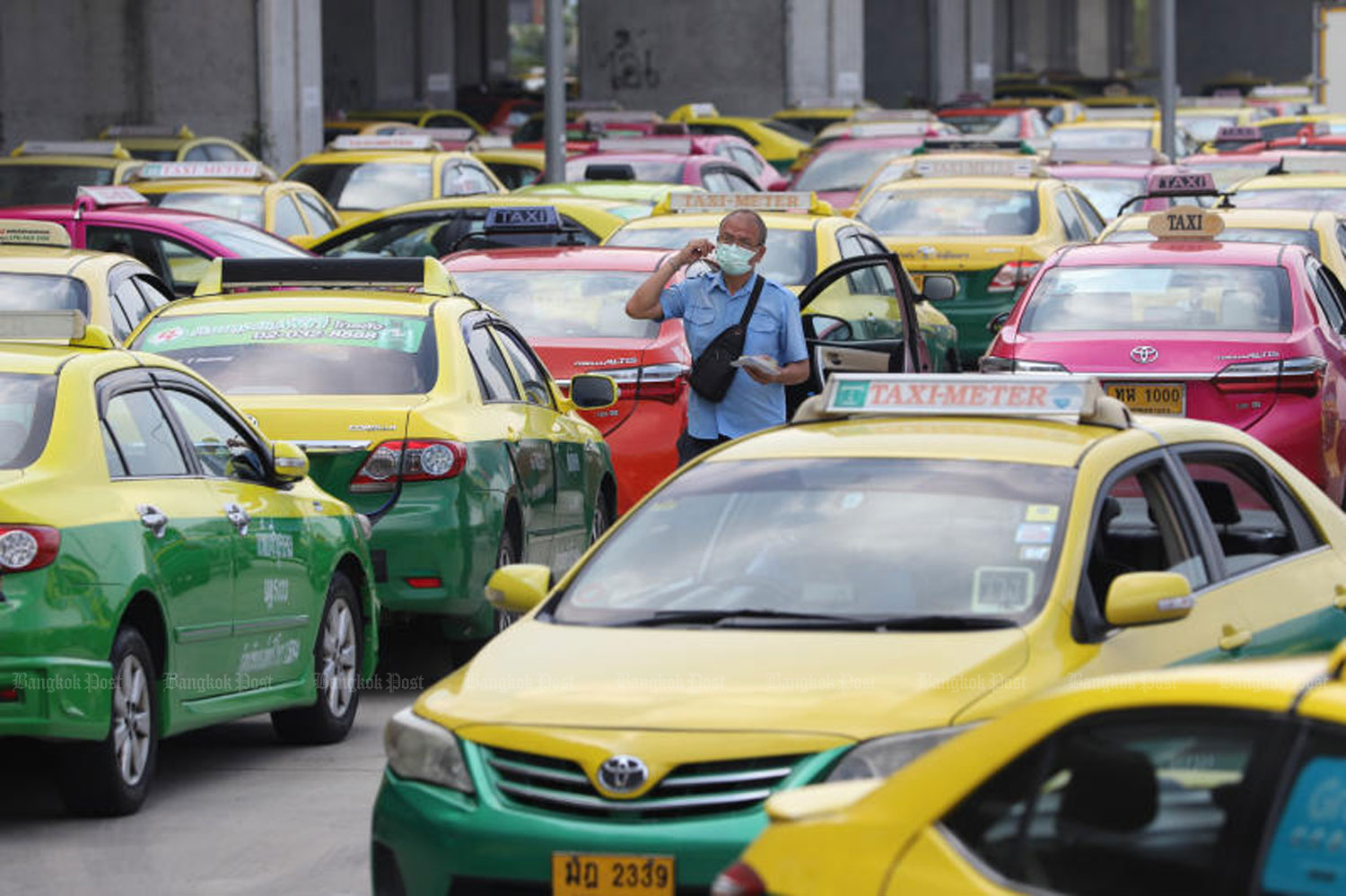 Taxi drivers queue to have their meters adjusted on Jan 16, the day the first fare increase in eight years took effect. (Photo: Pattarapong Chatpattarasill)