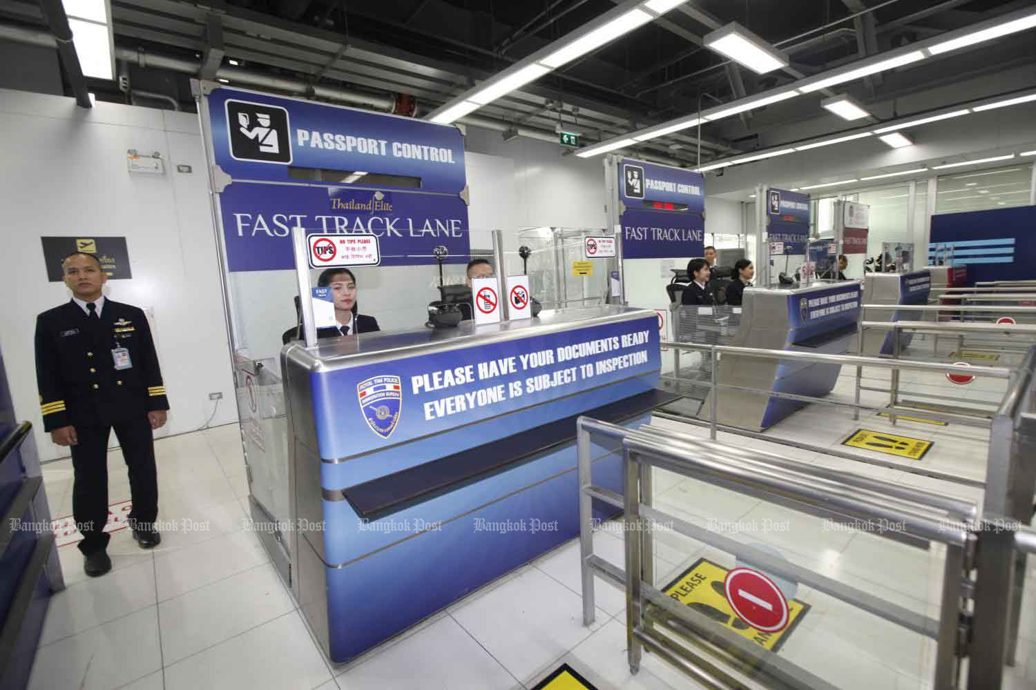 Officials at Suvarnabhumi airport's 'Fast Track Lane' for immigration. (Photo: Varuth Hirunyatheb)