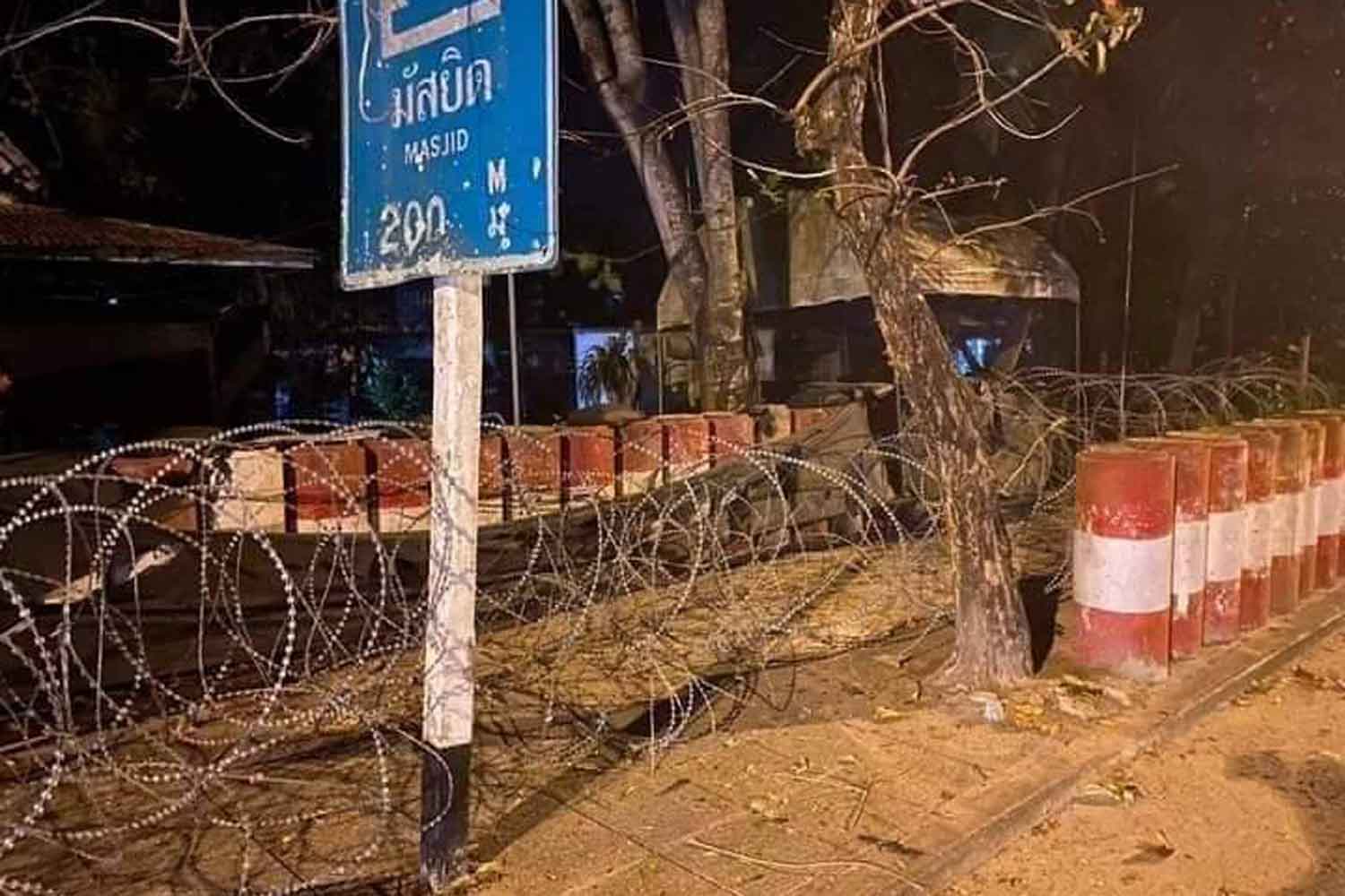 A bomb was thrown at this checkpoint on Highway 42 in tambon Tanyong Chung-nga of Yaring district, Pattani province, on Tuesday night. A ranger volunteer was injured when it detonated. (Photo: Abdullah Benjakat)