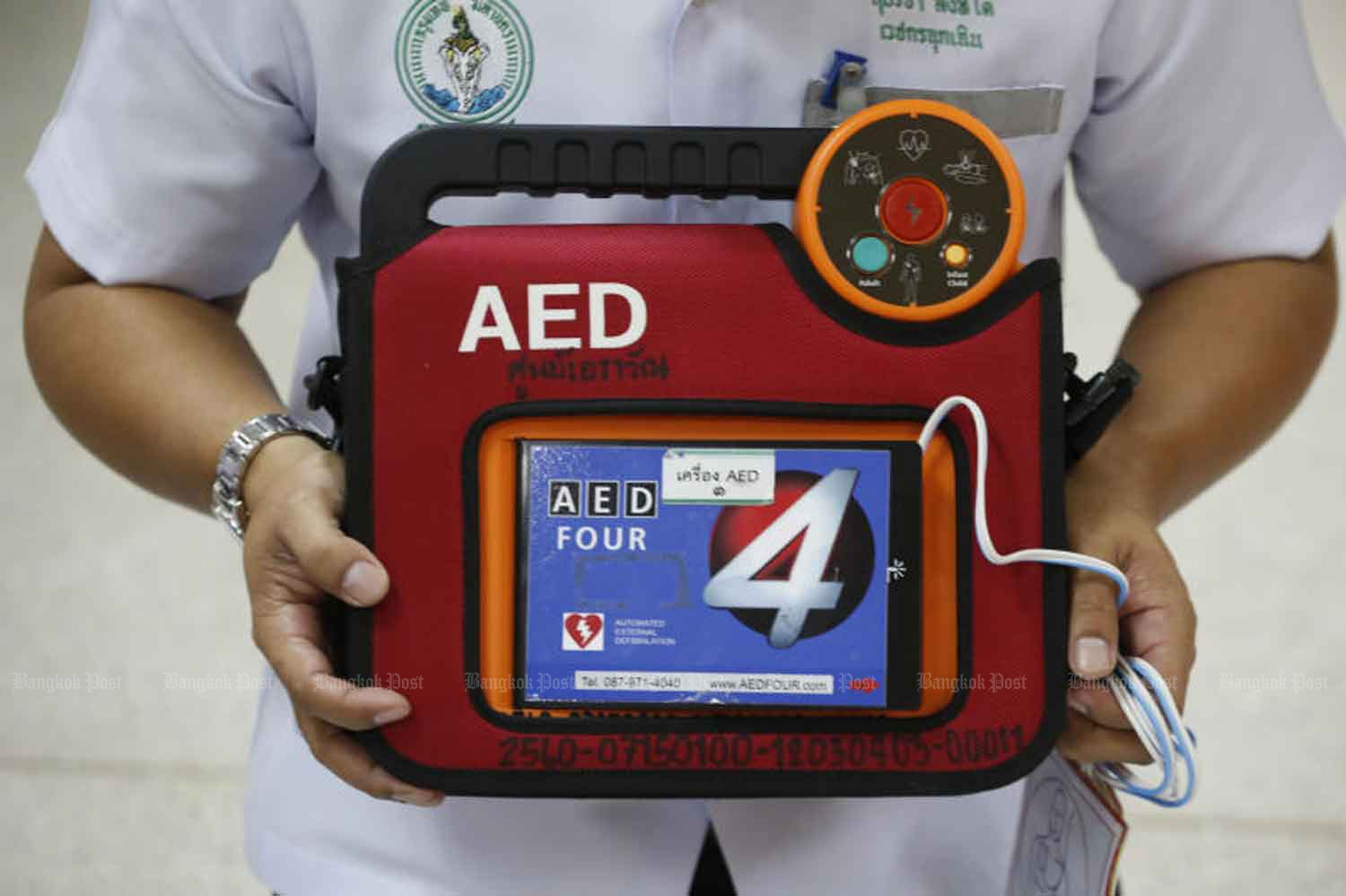 An official from the Bangkok Metropolitan Administration's medical department shows an automated external defibrillator while demonstrating how to use it to students. (File photo)