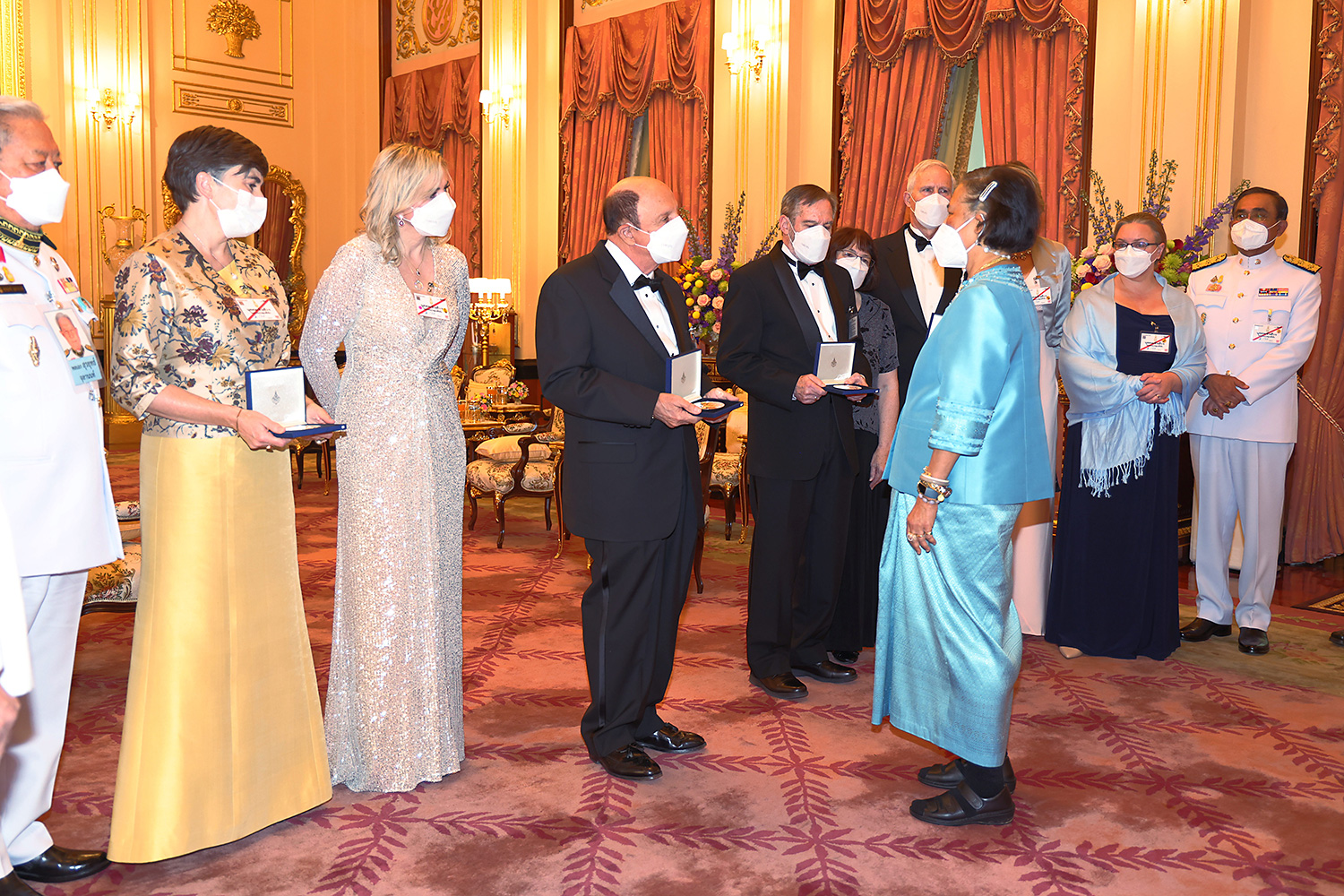 Her Royal Highness Princess Maha Chakri Sirindhorn talks to recipients of the 2022 Prince Mahidol Award at the Chakri Maha Prasat Throne Hall inside the Grand Palace, Bangkok, on Thursday. Four laureates were named for their work in the fields of medicine and public health. (Photos courtesy of the Bureau of the Royal Household)