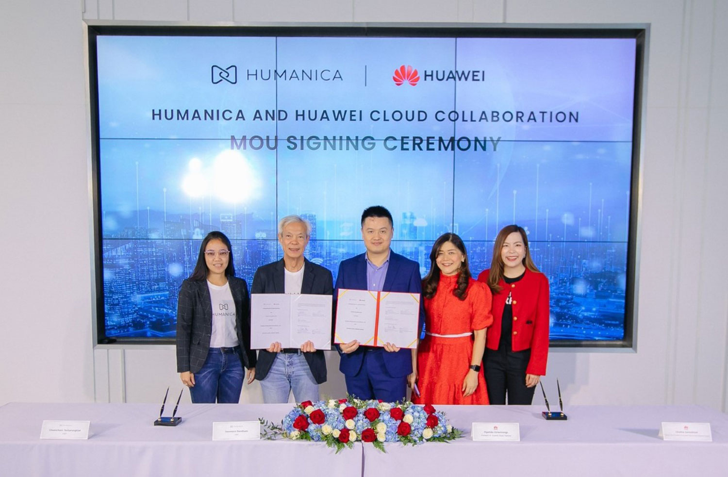 Mr. Benson Qin (3rd from left), Chief Executive Officer of Cloud Business, Huawei Technologies (Thailand) Co.,Ltd.; Mr. Soontorn Dentham (2nd from left), CEO of Humanica Public Company Limited; Mrs. Piyatida Itiravivongs (4th from left), President of Huawei Cloud Thailand, Huawei Technologies (Thailand) Co.,Ltd.; Ms. Chalita Samuthrat (far right), Senior Vice President of Cloud Native Enterprise, Huawei Technologies (Thailand) Co.,Ltd.; and Ms. Chuenchom Techarungkiat (far left), Chief Operation Officer, Humanica Public Company Limited, at the Memorandum of Understanding signing ceremony between Huawei Technologies (Thailand) Co.,Ltd. and Humanica Public Company Limited.