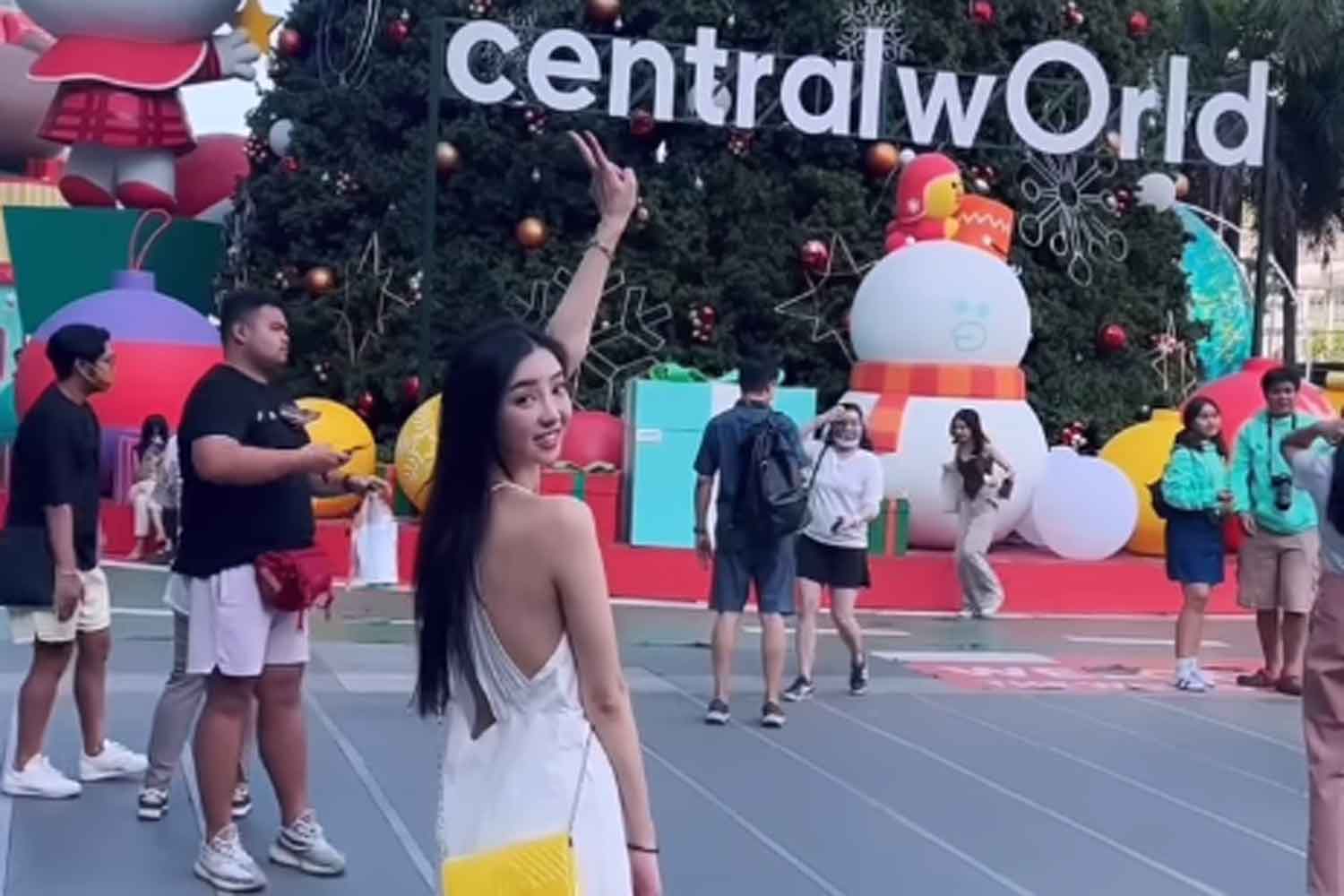 Taiwanese actress Charlene An poses for pictures at a shopping centre in Bangkok during her New Year vacation. (Screenshot from charlene_an517 Instagram)