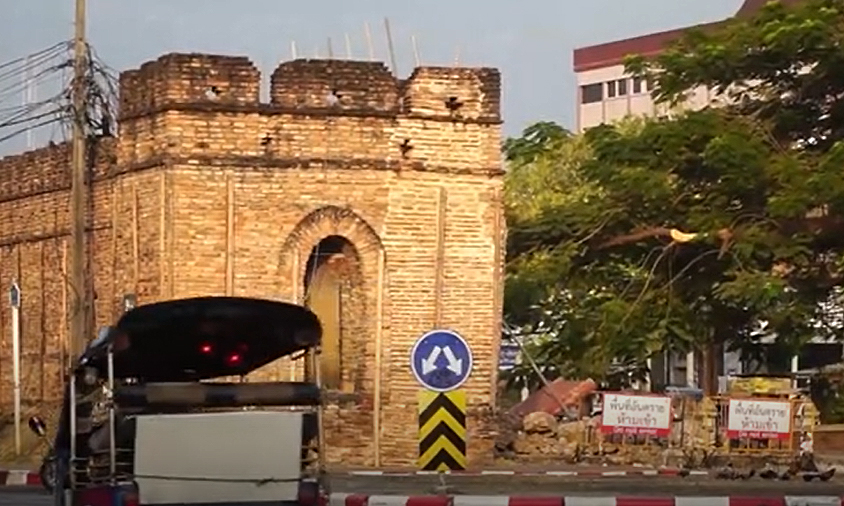 Chiang Mai residents are worried that little action has been taken to repair the fallen section of the historic Chang Phuak Gate months after its collapse. (Screen grab)