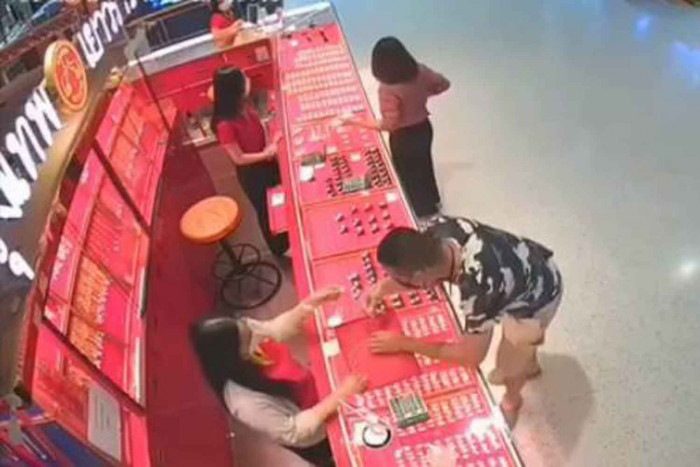 Air force officer nabbed for snatching gold necklace - Vimarsana News
