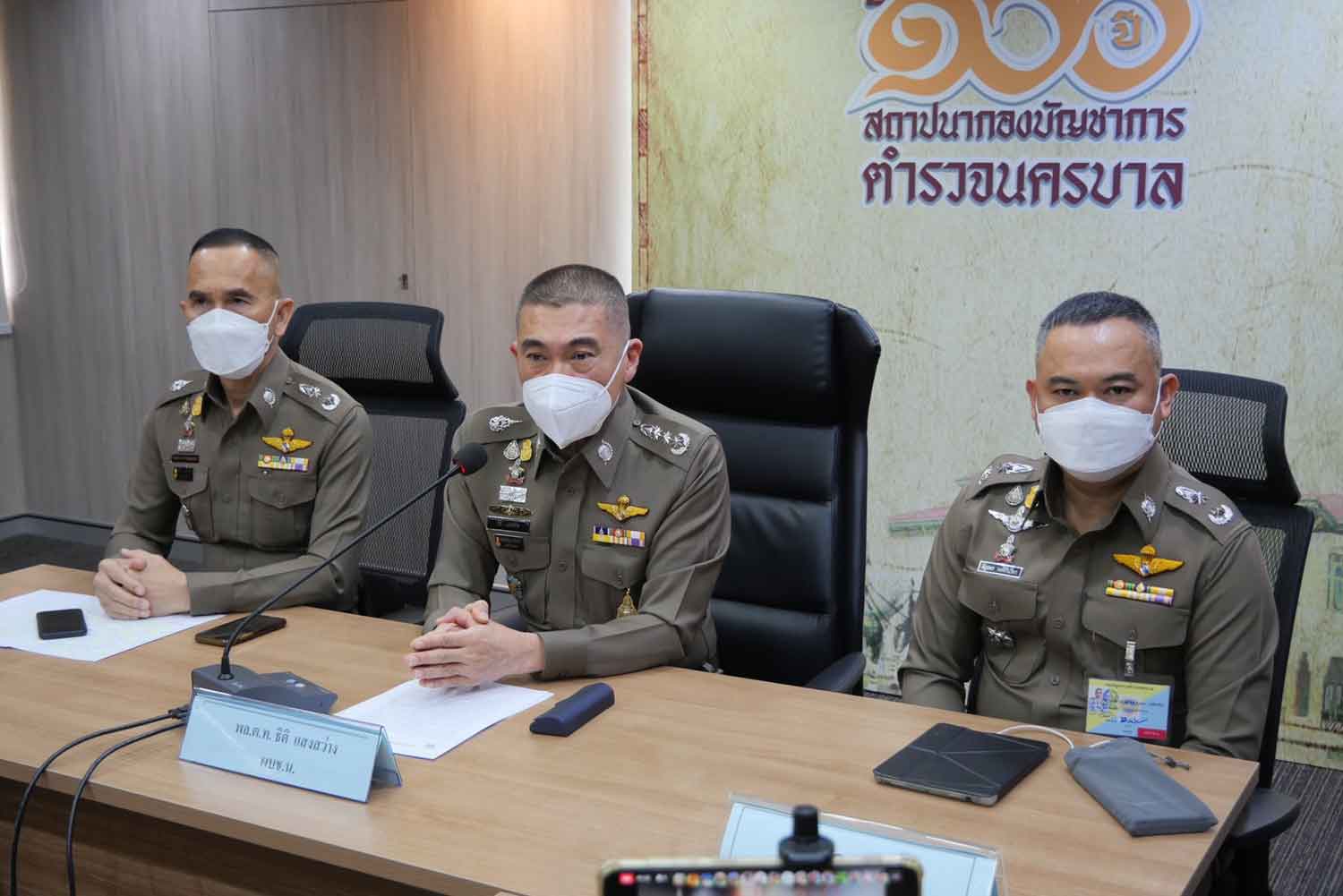 Bangkok police chief Pol Lt Gen Thiti Saengsawang, centre, briefs reporters on progress in the Taiwanese actress case on Monday. (Photo supplied)