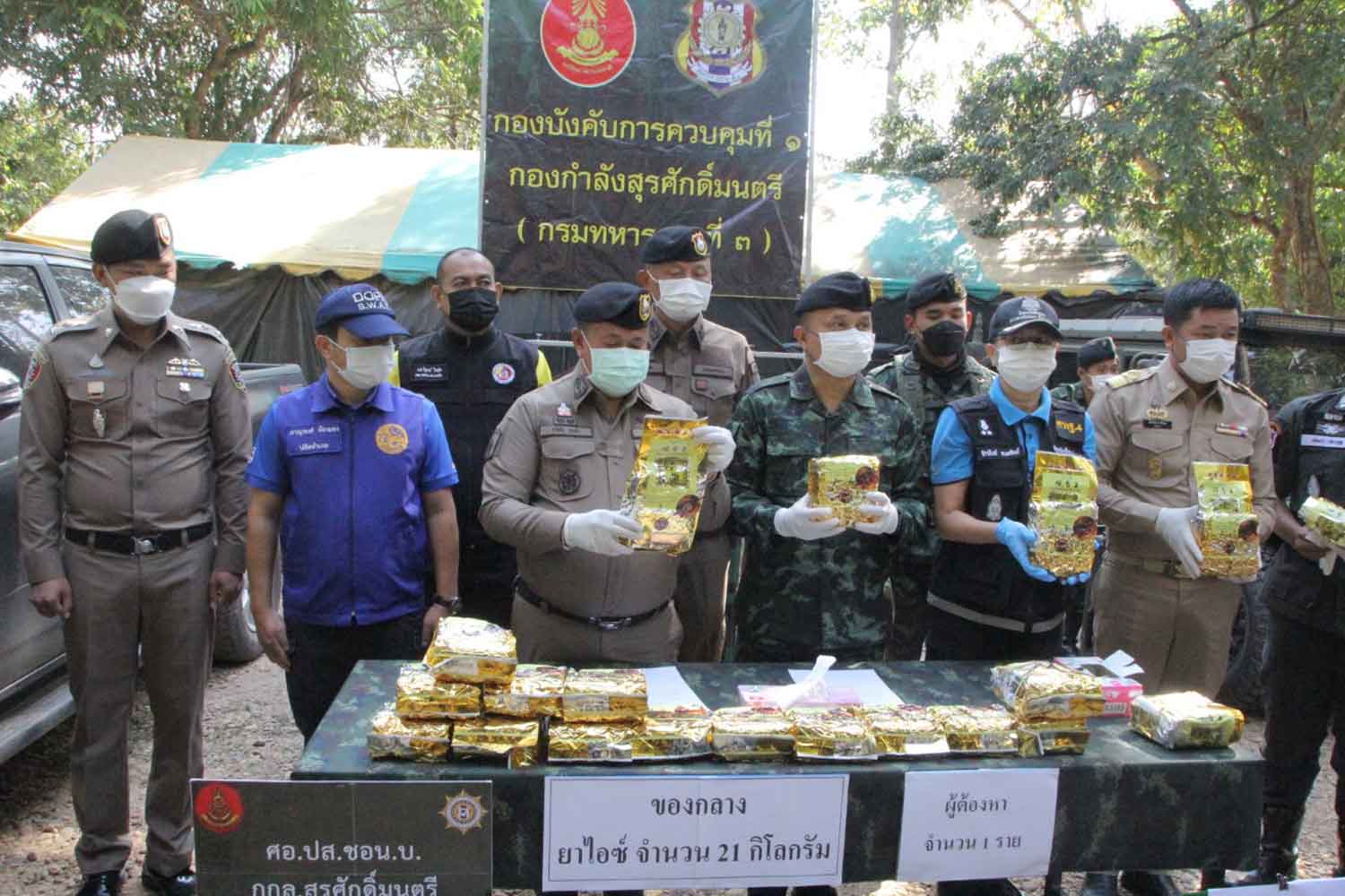 Packages labelled as Chinese tea but containing 21 kilogrammes of crystal meth, on display for media viewing at the headquarters of an infantry company of the Surasak Montree Task Force in That Phanom district, Nakhon Phanom, on Monday. The drugs were seized from the Mekong River bank on Sunday night. A suspect was arrested. (Photo: Pattanapong Sripiachai)