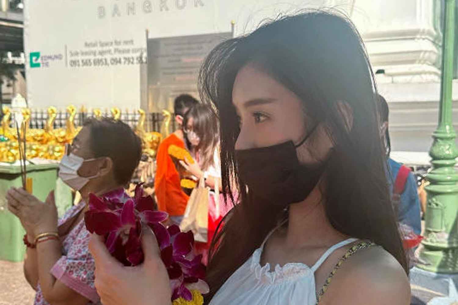 Taiwanese actress Charlene An pays respect to the Erawan shrine in Bangkok during her recent New Year holiday. (Photo from her Instagram account)