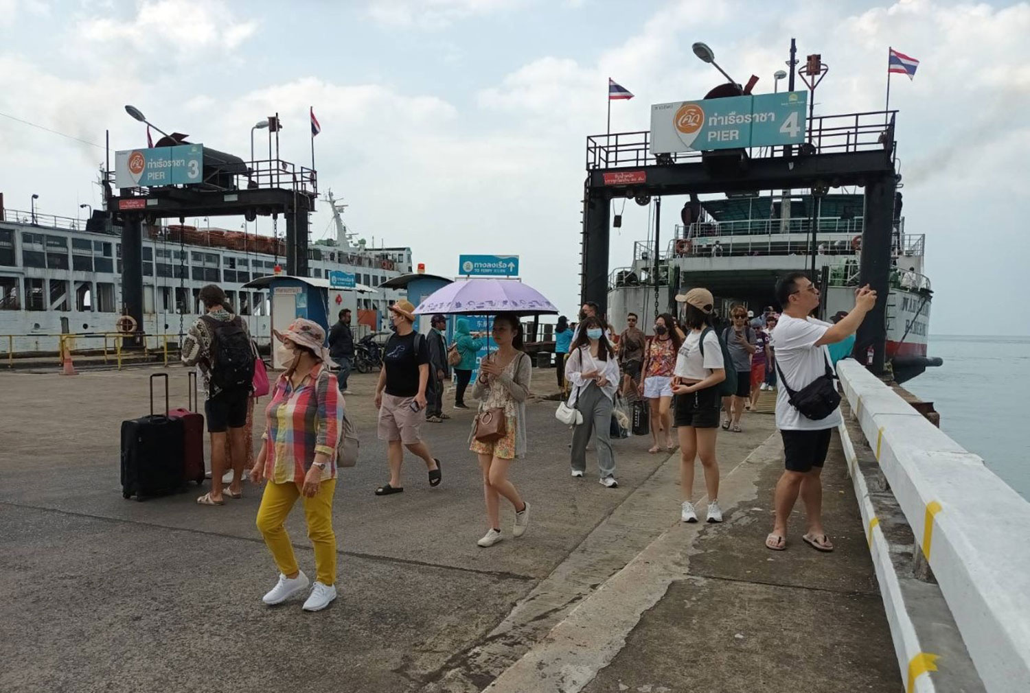 Visitors arrive by ferry at Racha pier on Koh Samui in Surat Thani. (Photo: Supapong Chaolan)