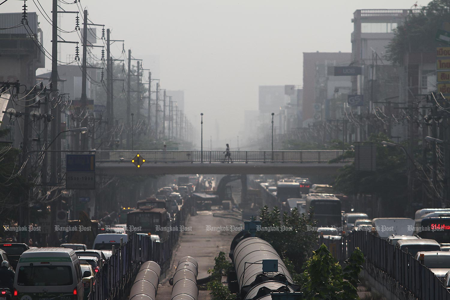 Heavy traffic is contributing to more air pollution in Bangkok. (Photo: Bangkok Post)