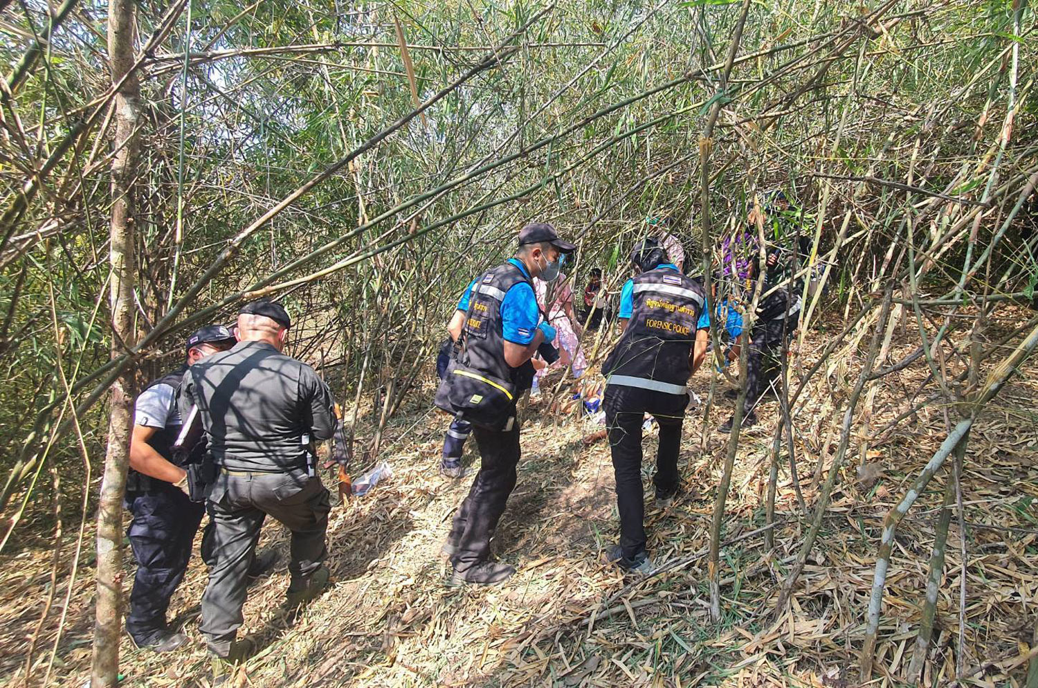 Officers inspect the scene of the clash and find the bodies of two drug smugglers who were killed in a clash with soldiers along the Thai-Myanmar border in Chiang Rai on Thursday. (Photo: Pha Muang Task Force)