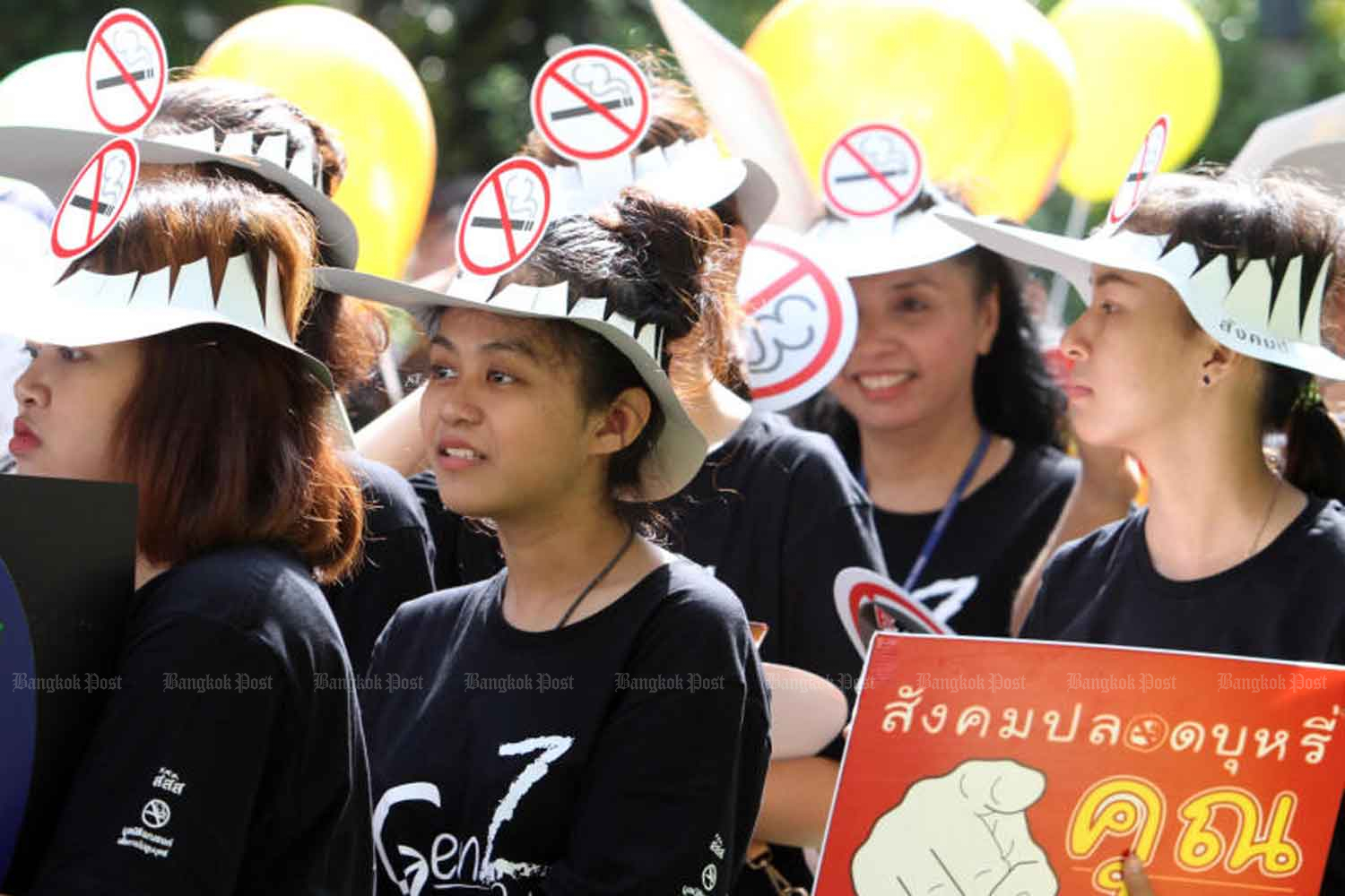 Activists and volunteers wear anti-smoking caps during a campaign to observe World No Tobacco Day. (File photo)