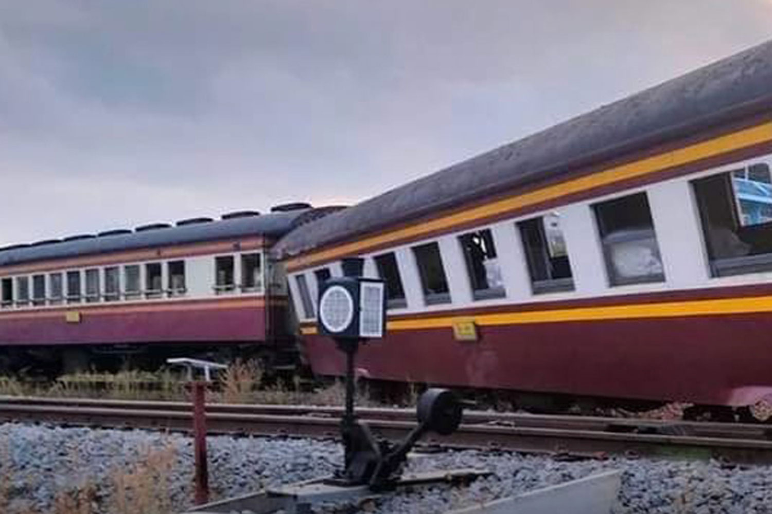 Carriages of a freight train travelling from Sungai Kolok to Bangkok are derailed near Bang Saphan Yai railway station in Prachuap Khiri Khan on Saturday morning. Nobody was injured. (Photo: FM91 Trafficpro)