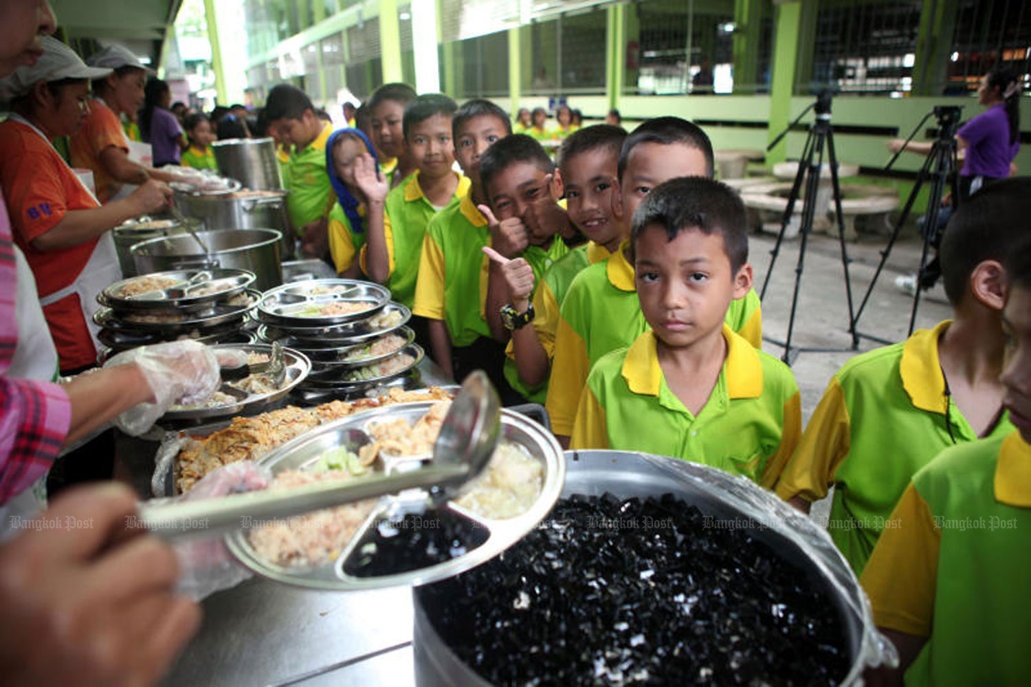 Students at city-run Ban Bangkapi secondary school in Bangkok queue for lunch. (Bangkok Post file photo)