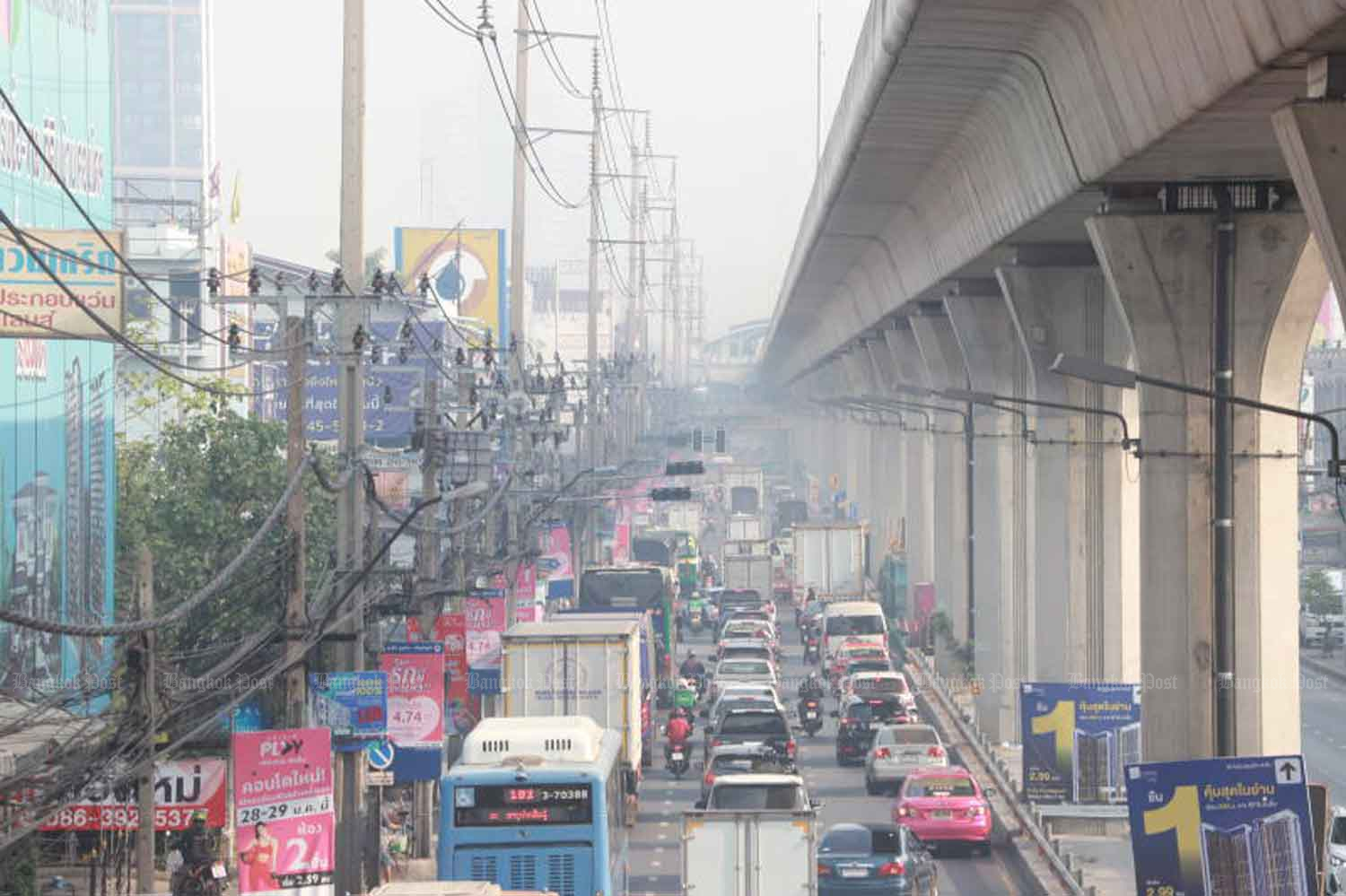 Fine dust covers Bang Na district, Bangkok, last Thursday. (Photo: Somchai Poomlard)