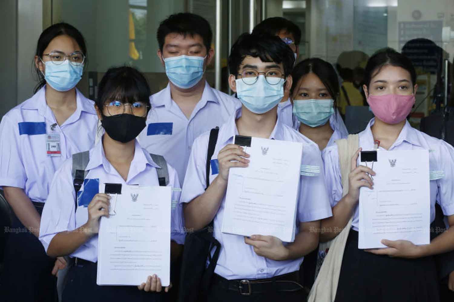 High school students show a petition they forwarded to the Administrative Court seeking to scrap the regulation that authorises schools to set their own rules regarding students’ hairstyles, which has been criticised as a violation of students’ rights. (File photo)