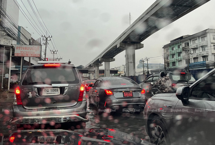 Rain pounds Bangkok, commuters stuck in traffic jams - Vimarsana News