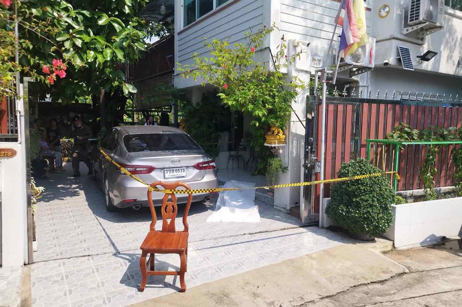 The body of Pol Lt Gen Panya Pinsuk, 59, was found outside his house in Thawi Watthana district, Bangkok, on Sunday afternoon. (Police photo)