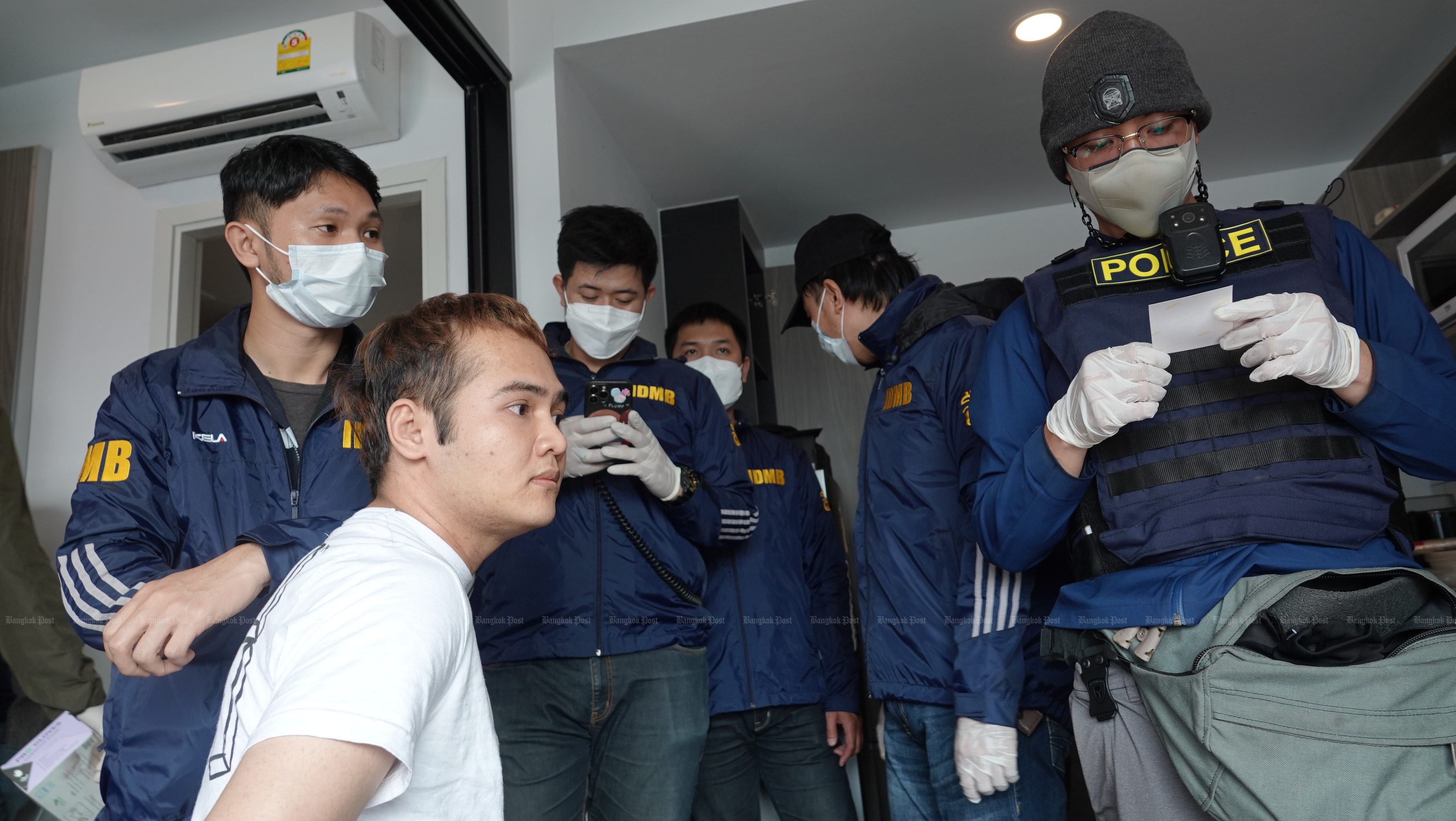 Police arrest drug suspect Saharat Sawangjaeng — who also goes by the Korean name Jimin Seong — at a condominium in Bang Na on Thursday. (Photos supplied)