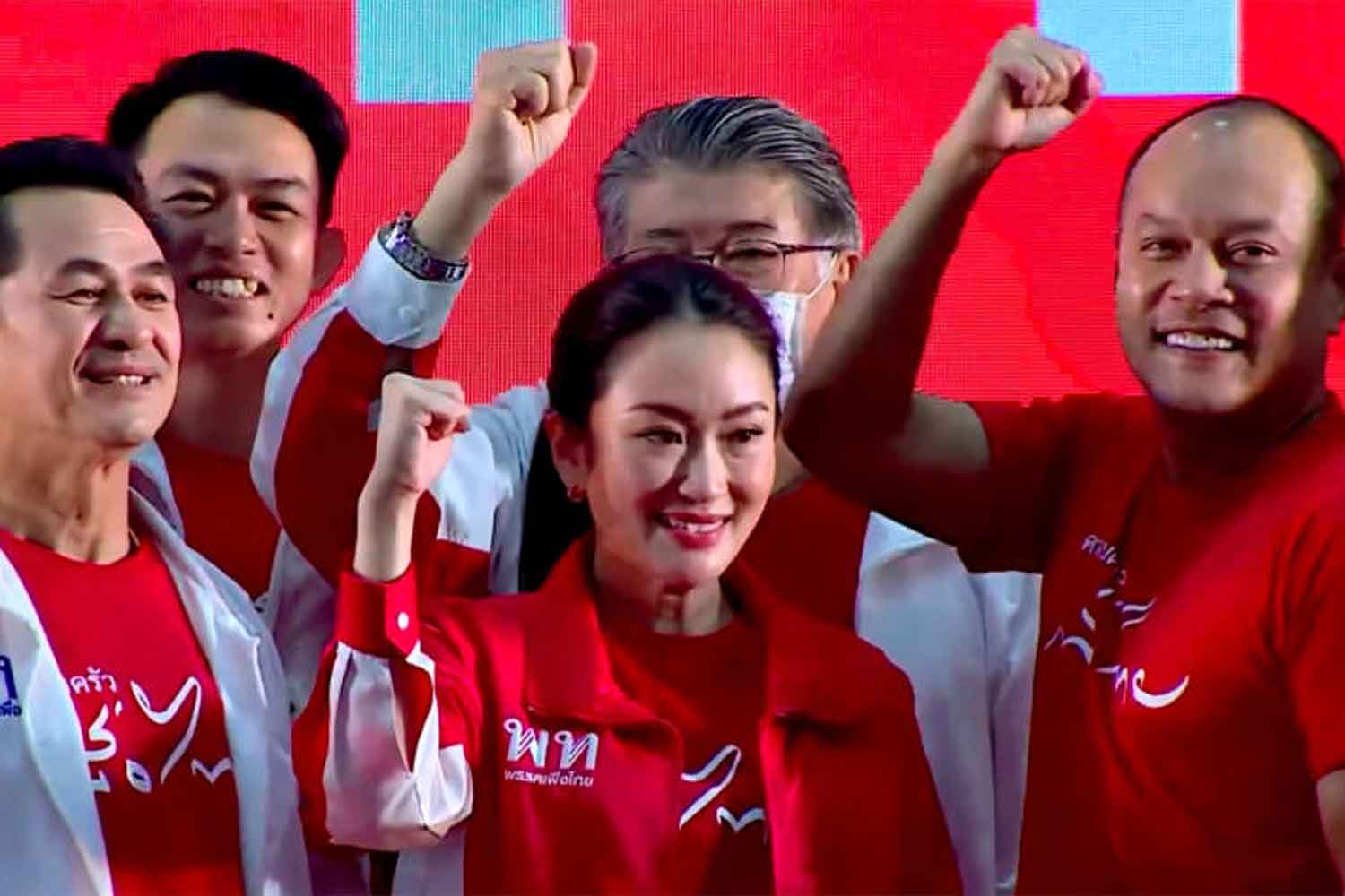 Paetongtarn Shinawatra, centre, poses with her party's key figures during their tour of Chiang Mai province in September last year. (Photo: Pheu Thai Party)