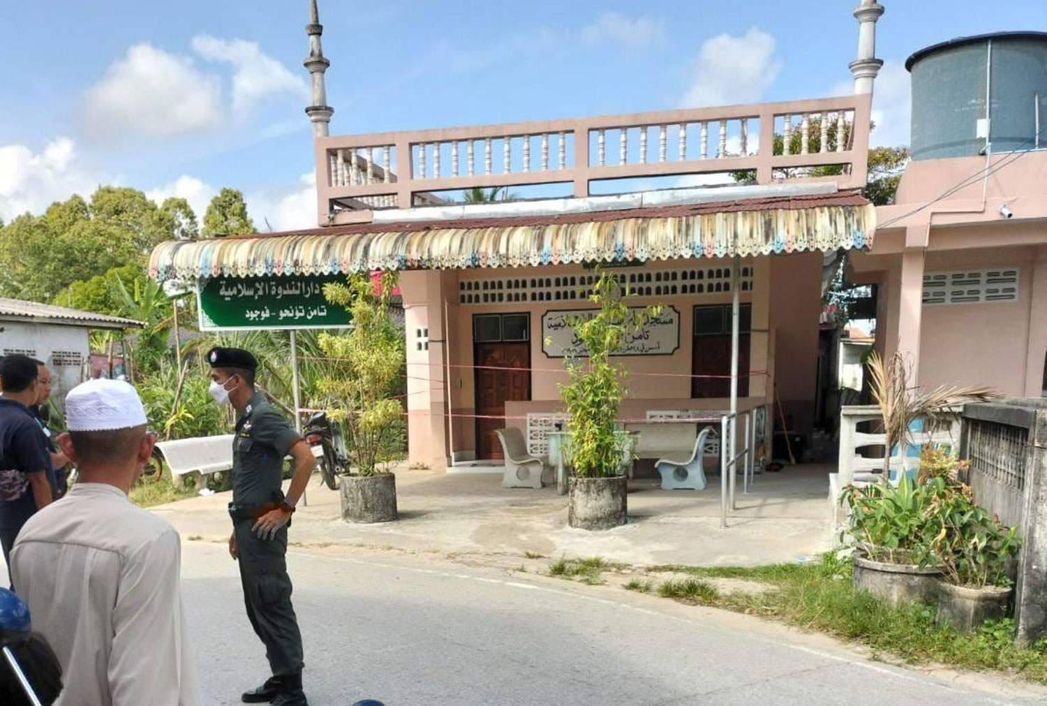 An officer stands in front of a mosque in Muang district of Pattani, which was cordoned off following the fatal shooting of a teenage girl on Friday. (Photo: Shaychaidantai, Southern Border News Facebook)