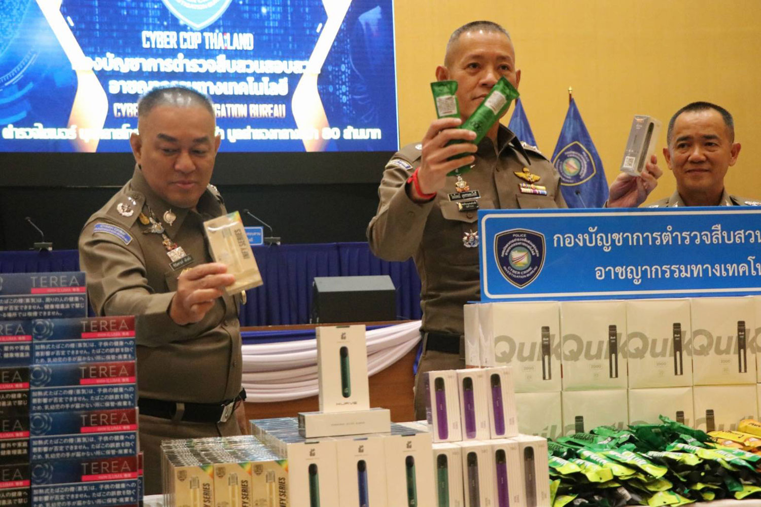 Cybercrime police display e-cigarettes and related products worth over 80 million baht seized from four locations in Nakhon Pathom and Bangkok. (Photo supplied/Wassayos Ngamkham)