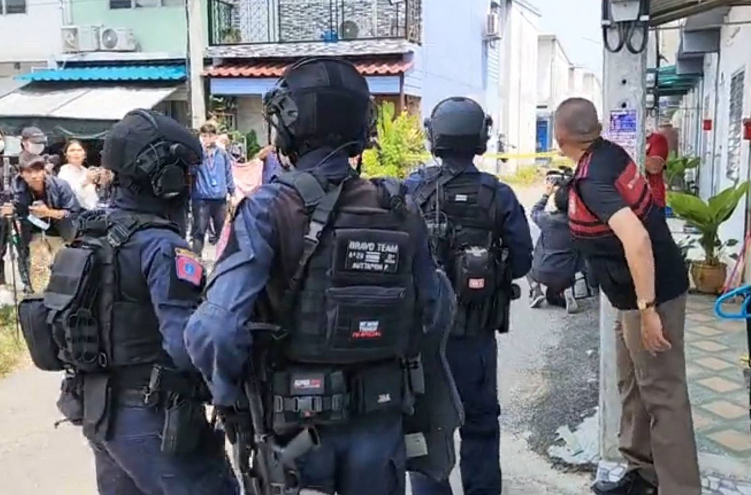 The Intharat task force arrives at Soi Jeeramakorn in Sai Mai district, Bangkok, after a agitated off-duty police inspector fired shots into the sky. (Photo: Metropolitan Police Bureau's investigation team, IDMB)