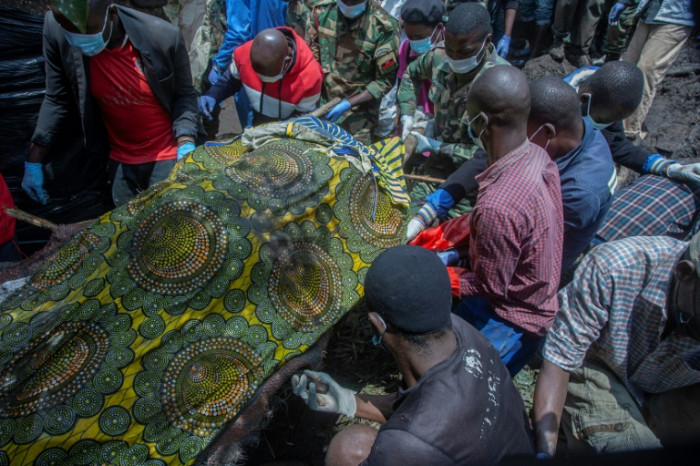 Malawians dig through mud for cyclone dead - Vimarsana News
