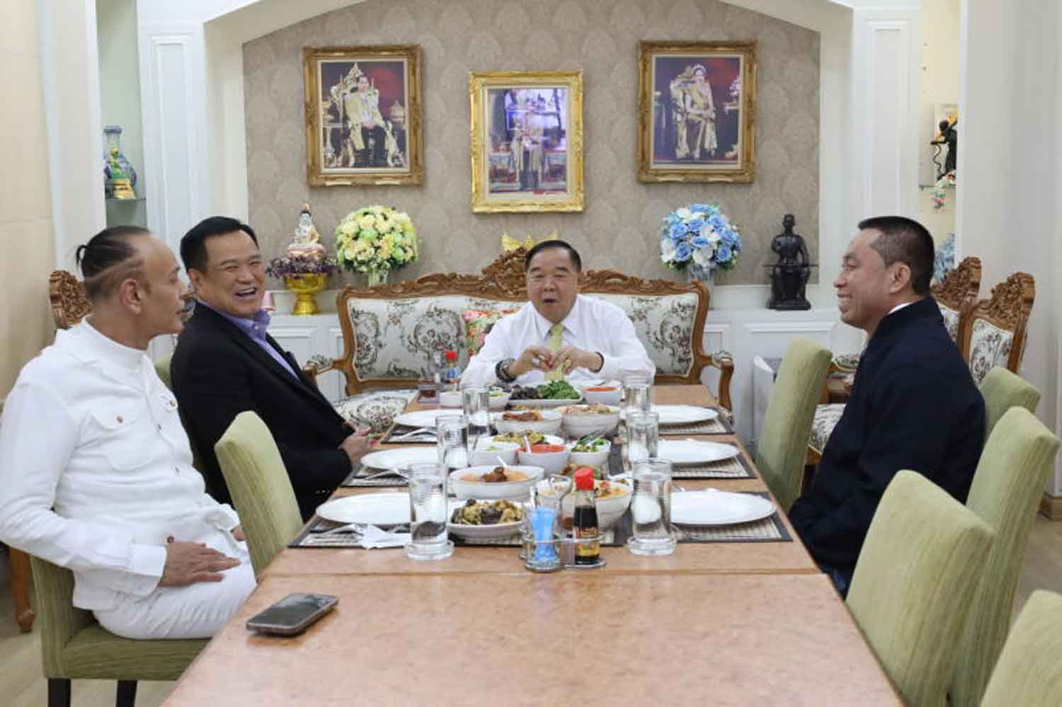 Deputy Prime Minister and Palang Pracharath Party leader Prawit Wongsuwon (centre) sits down for a meal with Bhumjaithai Party leader and Public Health Minister Anutin Charnvirakul (2nd left), party secretary-general and Transport Minister Saksayam Chidchob (right) and party MP for Uthai Thani Chada Thaiset at the Foundation for the Conservation of Forests in Five Adjoining Provinces last week. (Photo supplied)