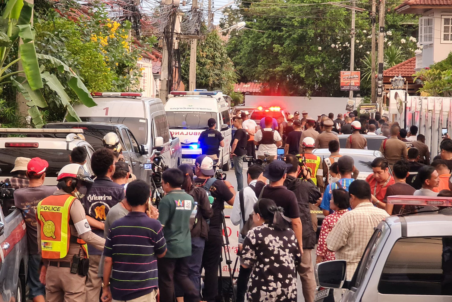 Police surround the gunman’s house at the Krungphet Villa housing estate in Muang district of Phetchaburi. (Photo: 191 Phetchaburi emergency centre Facebook)