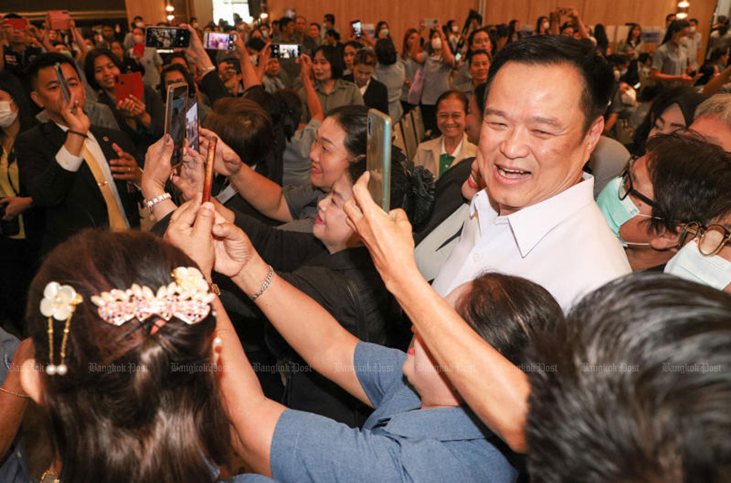 People push their way to take a selfie with Deputy Prime Minister and Public Health Minister Anutin Charnvirakul during a health volunteer event held in Nonthaburi province on March 20, 2023. (Photo: Pattarapong Chatpattarasill)