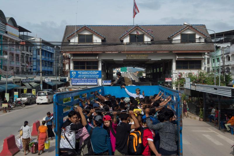 Migrant workers pass the Thai-Myanmar border in an official service truck as they leave Thailand in Mae Sot district of Tak province. (File photo: AFP)