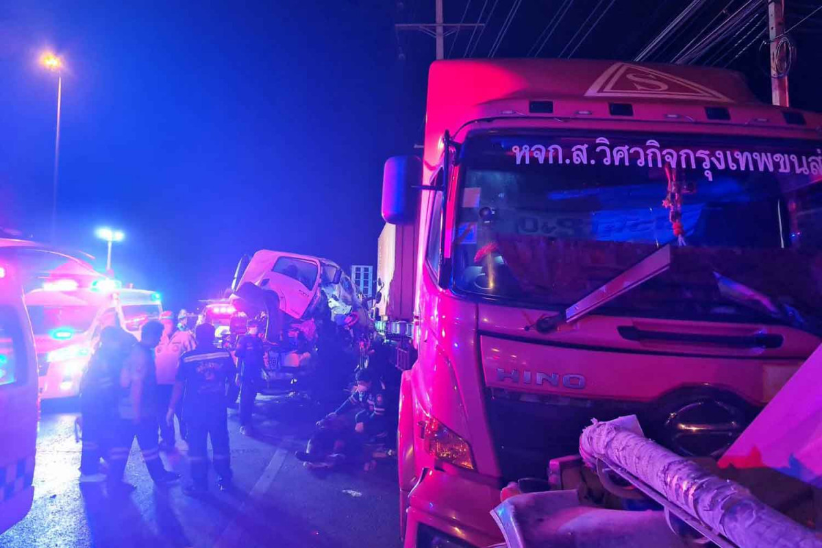 Bangkok Post - Trailer trucks crash, 3 killed, child survives
