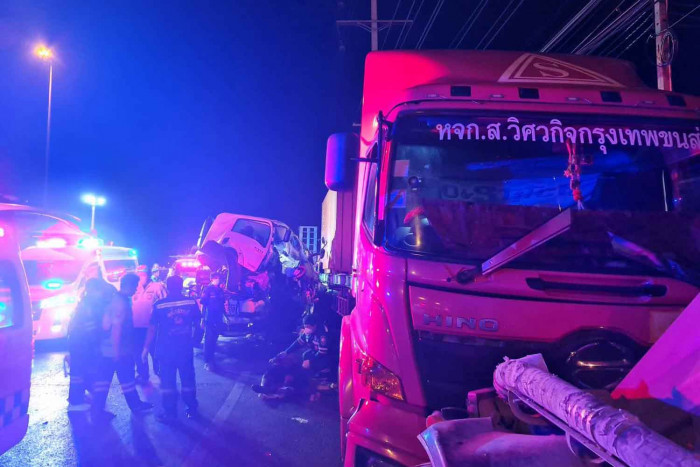 Trailer trucks crash, 3 killed, child survives - Vimarsana News