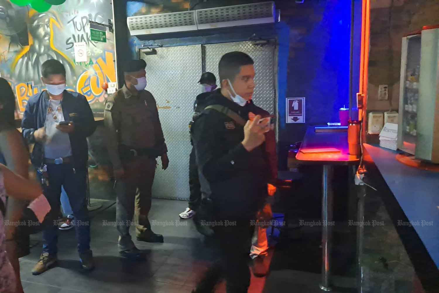 Pattaya police raid Flexx Club on walking street about 4.30am on Tuesday. (Photo: Chaiyot Pupattanapong)