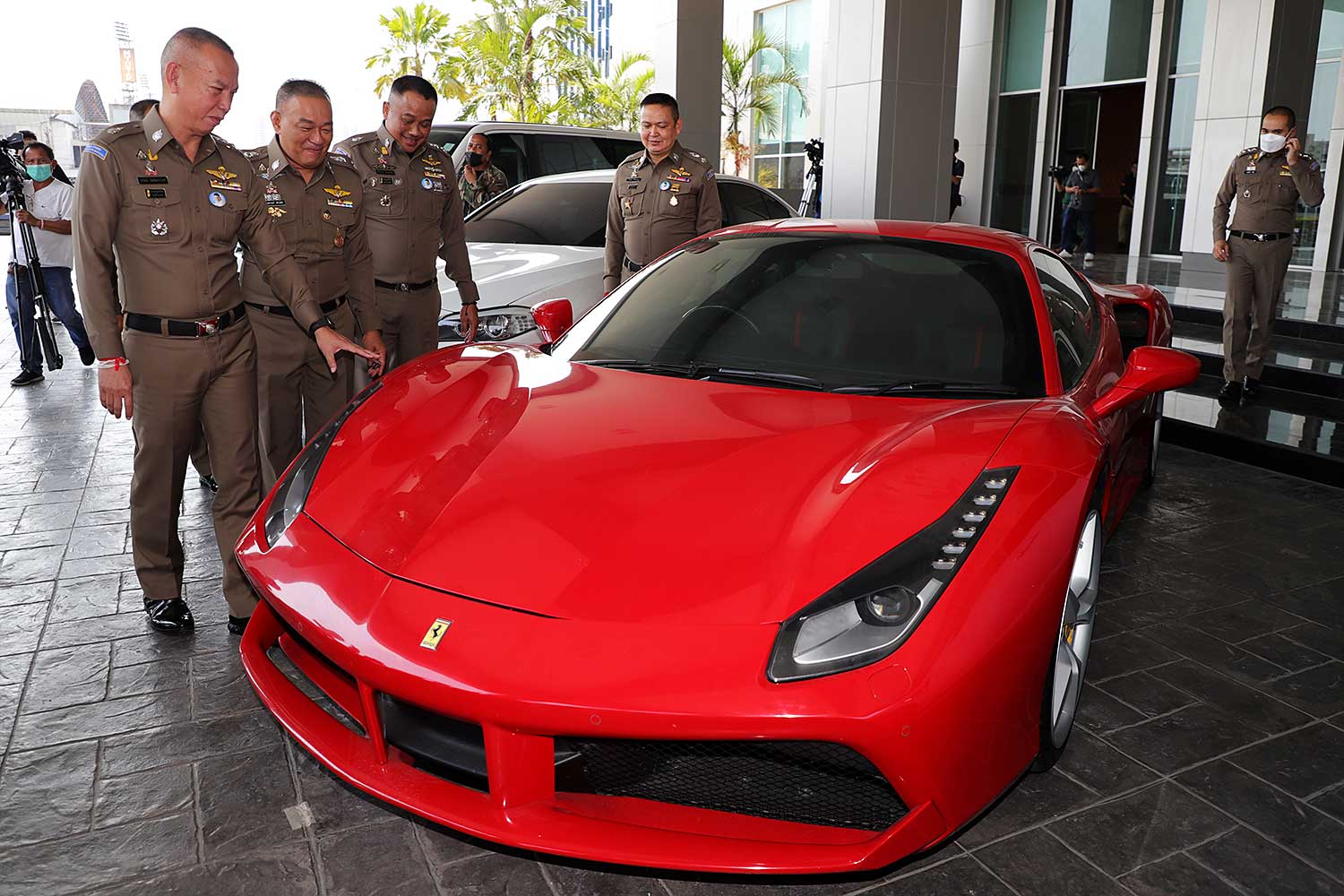 The Cyber Crime Investigation Bureau hosts a press conference yesterday about an operation that saw 17 locations raided, including a luxury home belonging to Mek Rama the husband of a Thai actress with suspected links to online gambling networks. (Photos by Chanat Katanyu)